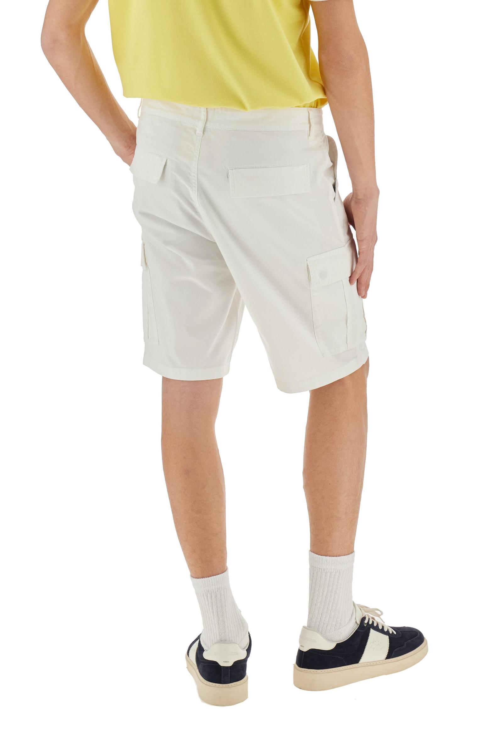 Men's single-colour Bermuda shorts in cotton twill. There are two American pockets, two cargo pockets and two back pockets. With belt loops. Zip and button fastening. The logo is embroidered tone-on-tone on the left cargo pocket. Regular fit. The model is wearing a size 33. - Optic White