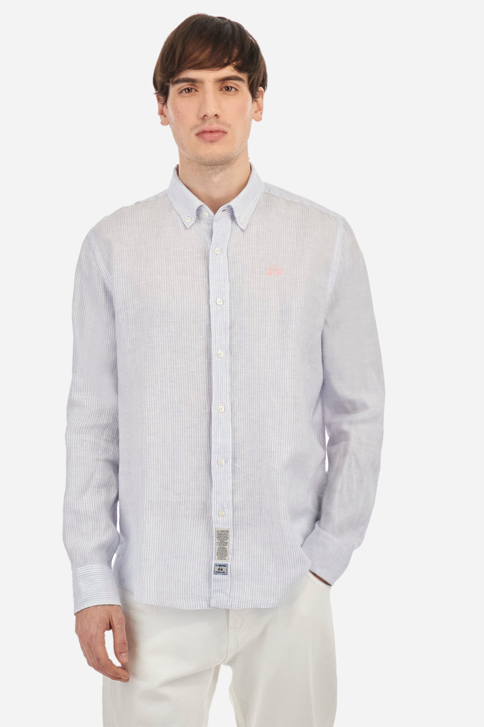 Men's long-sleeved striped shirt made of dual-tone 100% linen. Button-down collar. The logo is embroidered in a contrasting colour on the left side of the chest. Regular fit. The model is wearing a size L. - Optic White/BlueBell