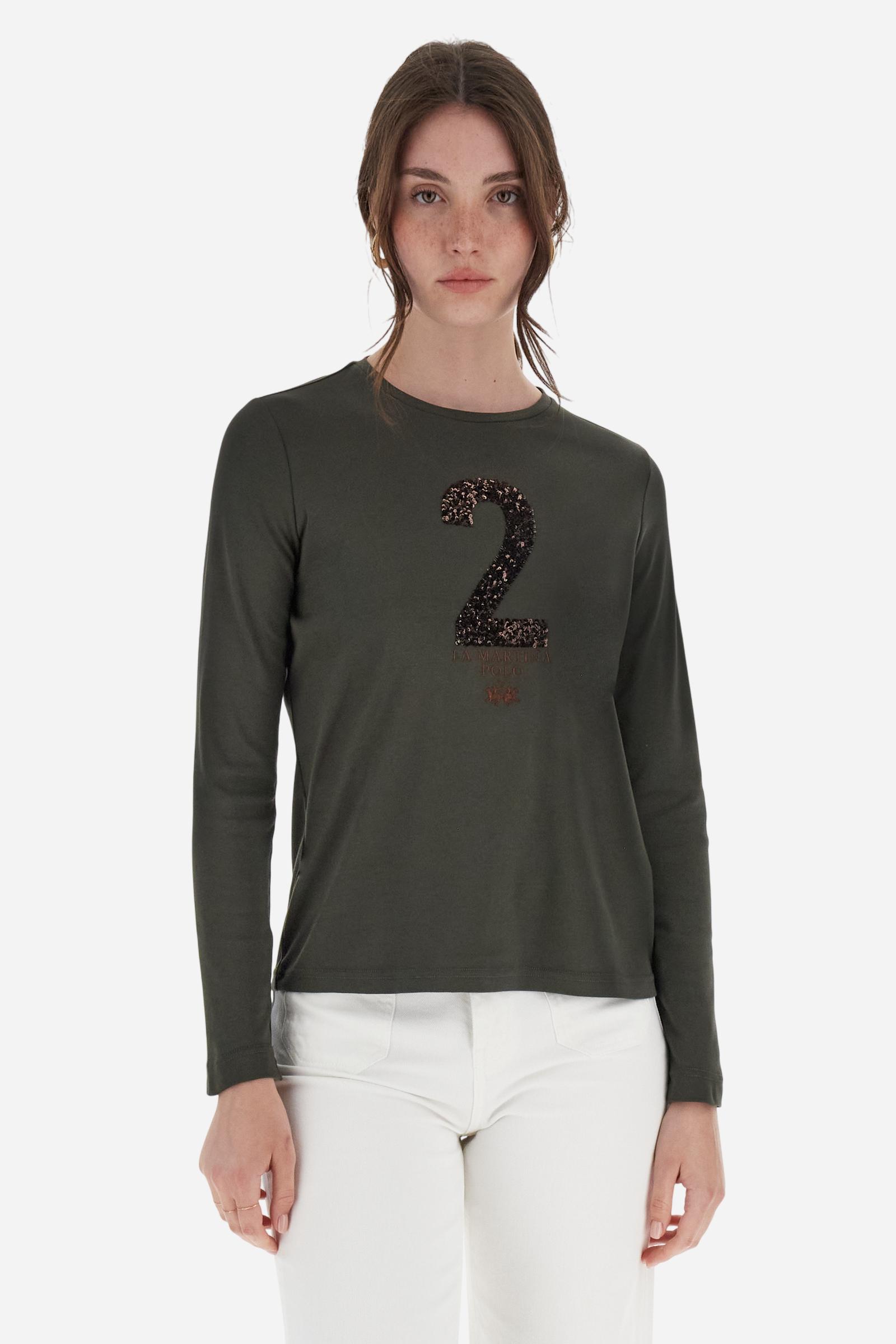 Women’s long-sleeve crew-neck T-shirt in 100% cotton jersey. The smooth, fluid fabric feels silky on the skin. On the chest, a large sequin patch number is paired with brand-identifying embroidered lettering, while a small logo is embroidered underneath. Regular fit for a versatile piece that combines simplicity with subtle glamour. Model wears size 2. - Falcon