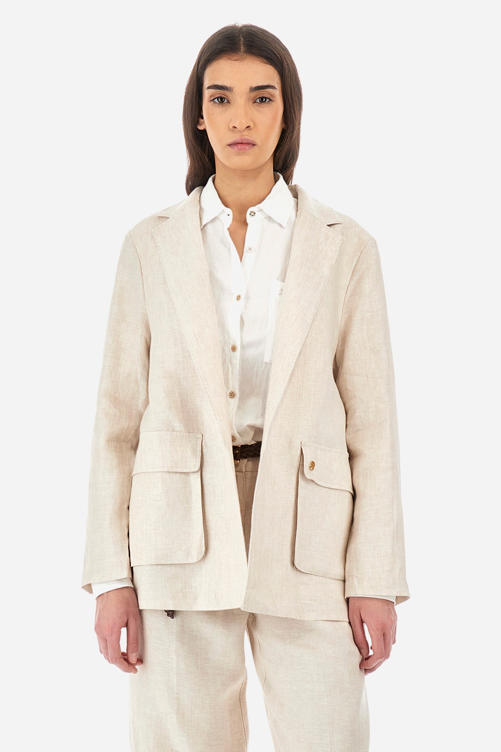 Single-colour long-sleeved women's blazer, made of 100% linen. Silhouette with single button fastening. With two pockets on the front. The logo is present on a metal plate sewn on one of the pockets. The fit is regular. The model wears a size IT42. - Tidal Foam