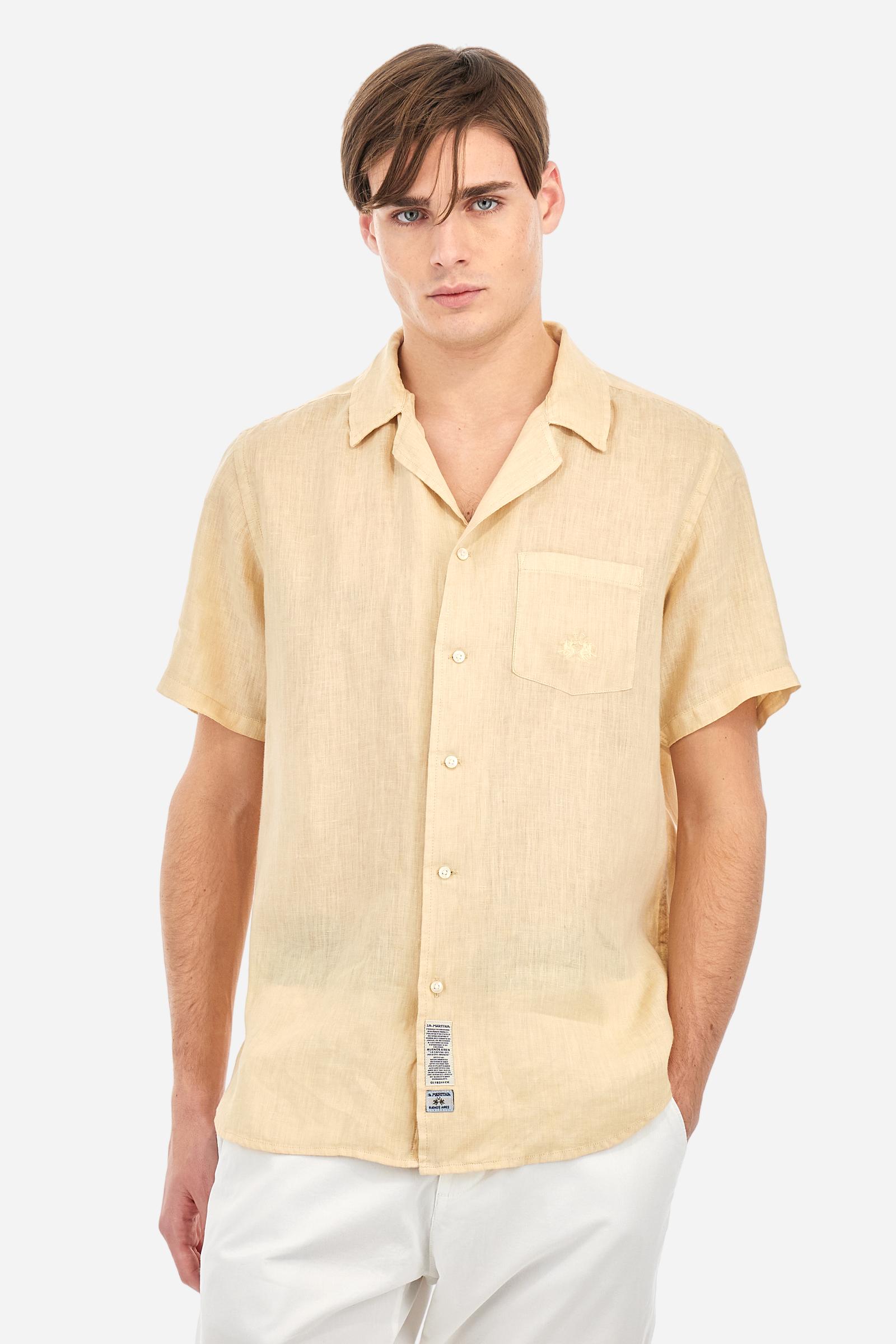 Men's plain short-sleeved shirt made from soft linen canvas. This model features a bowling collar and an appliquéd patch pocket on the left side of the chest, topped with a tone-on-tone embroidered logo. Regular fit. The model is wearing a size L. - Twill