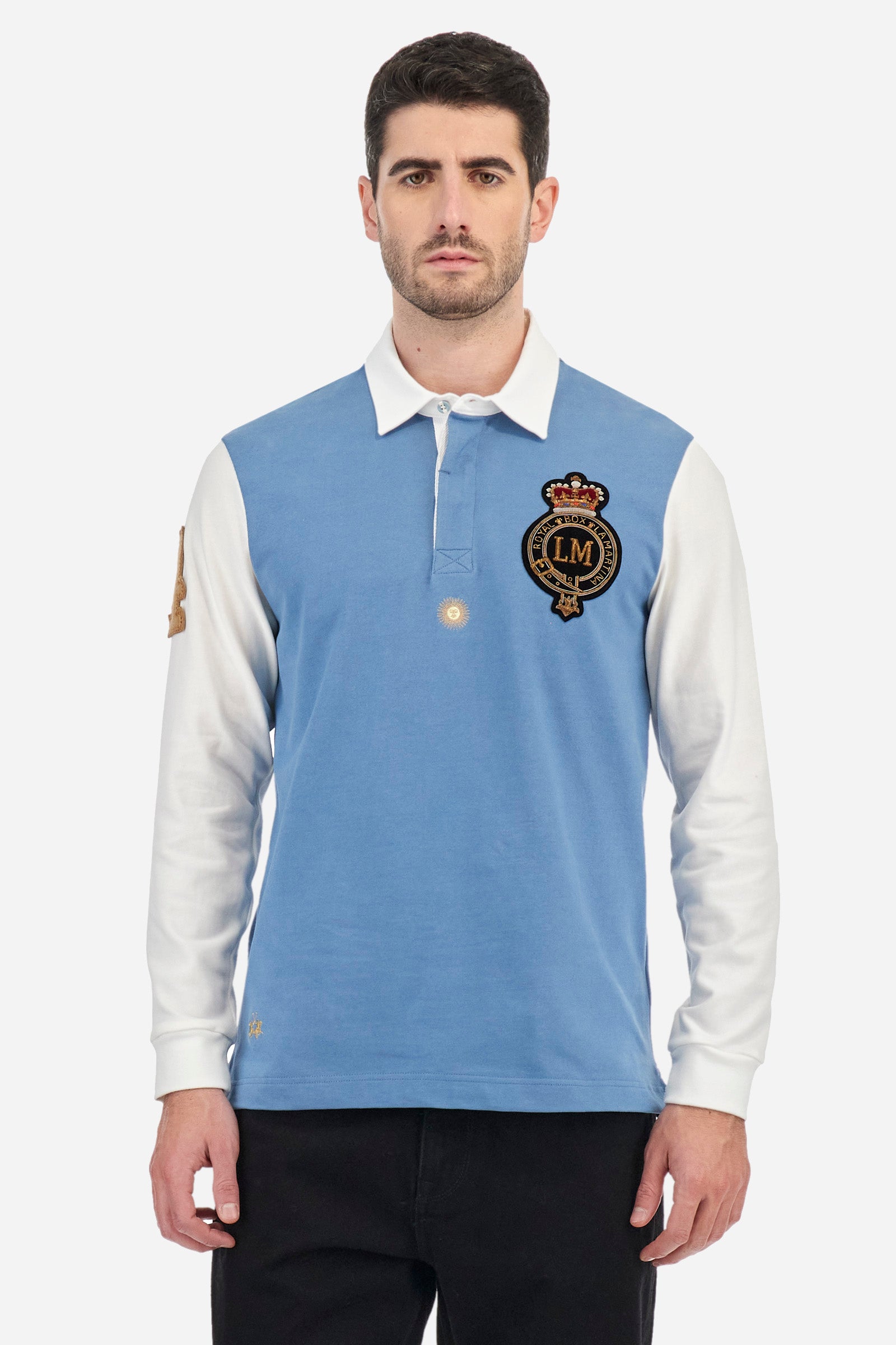 Men's two-tone long-sleeved polo in 100% cotton. Button fastening. Contrasting collar and sleeves. A patch depicting the number 4 is applied on one of the sleeves and on the back. The brand's initials are present on a patch sewn on the front. Regular fit. The model is wearing a size L. - Coronet Blue