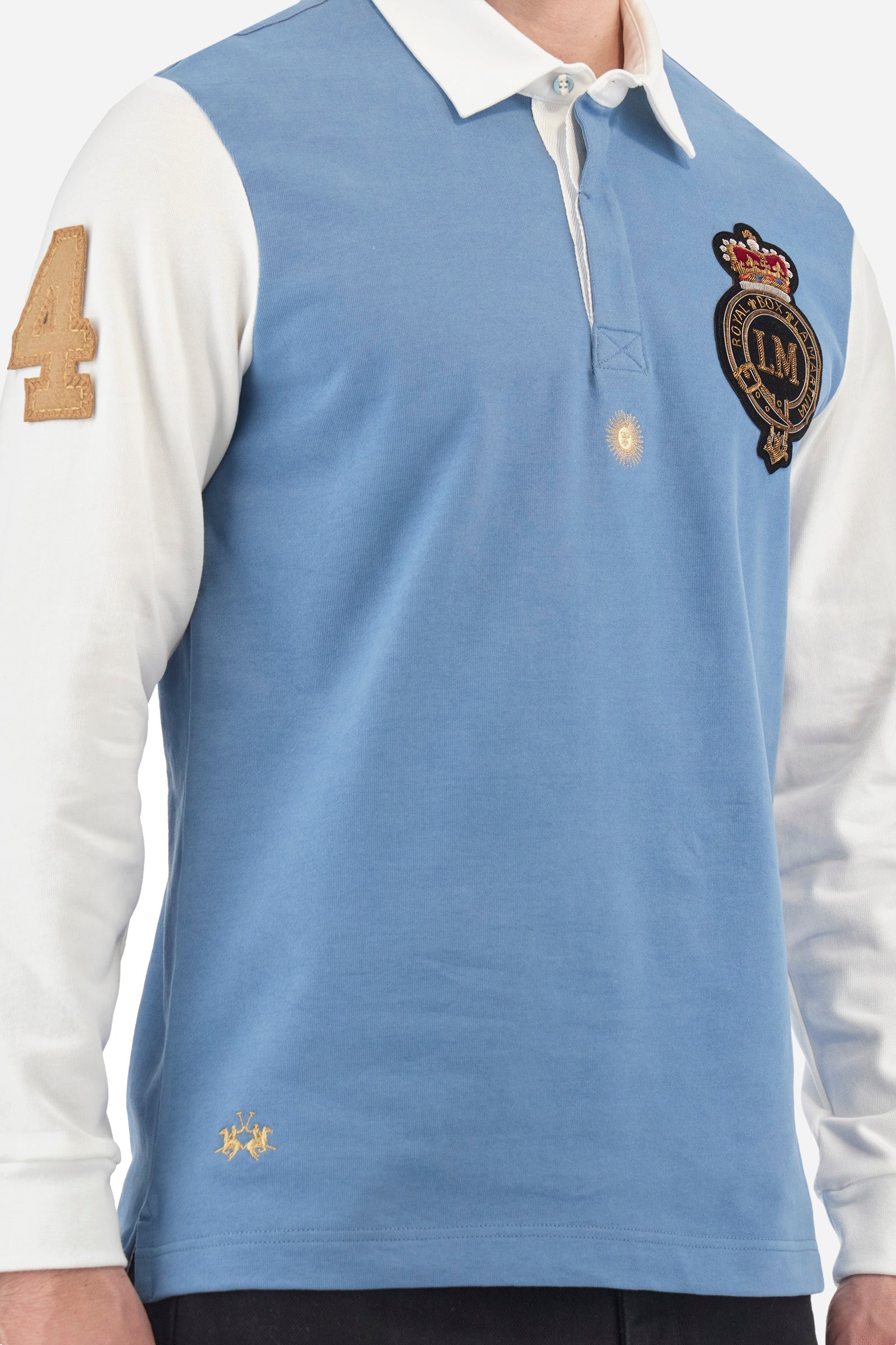 Men's two-tone long-sleeved polo in 100% cotton. Button fastening. Contrasting collar and sleeves. A patch depicting the number 4 is applied on one of the sleeves and on the back. The brand's initials are present on a patch sewn on the front. Regular fit. The model is wearing a size L. - Coronet Blue