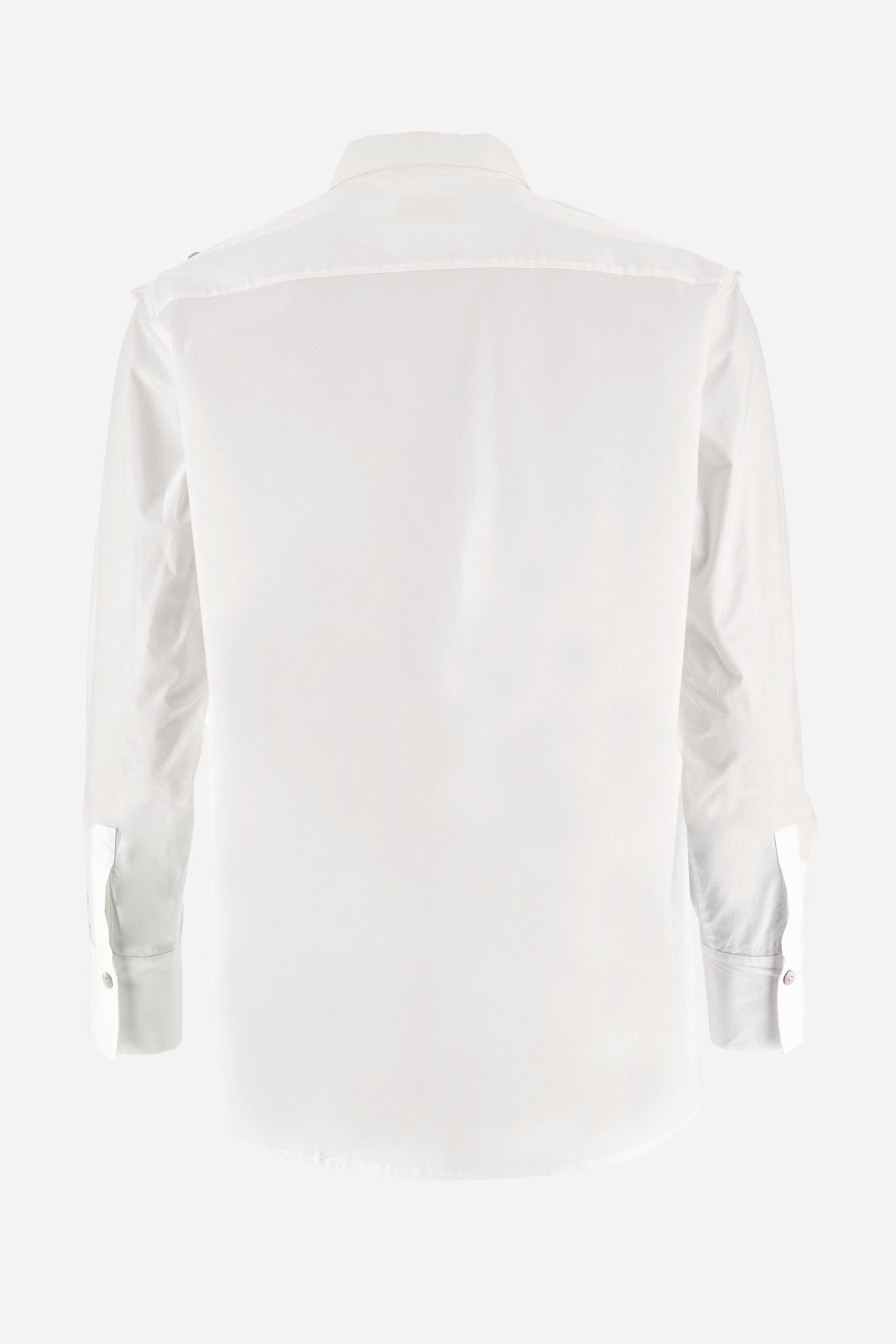 Women's shirt with single-colour sleeves, made of cotton poplin. French collar and covered buttons on the front. On the shoulders, as a motif detail, there is braiding that fastens with a loop and a large decorative button. On the left chest, the graphic with the large stylised LM and the crown logo is embroidered with contrasting coloured thread. Regular fit. The model is wearing a size 2. - Optic White