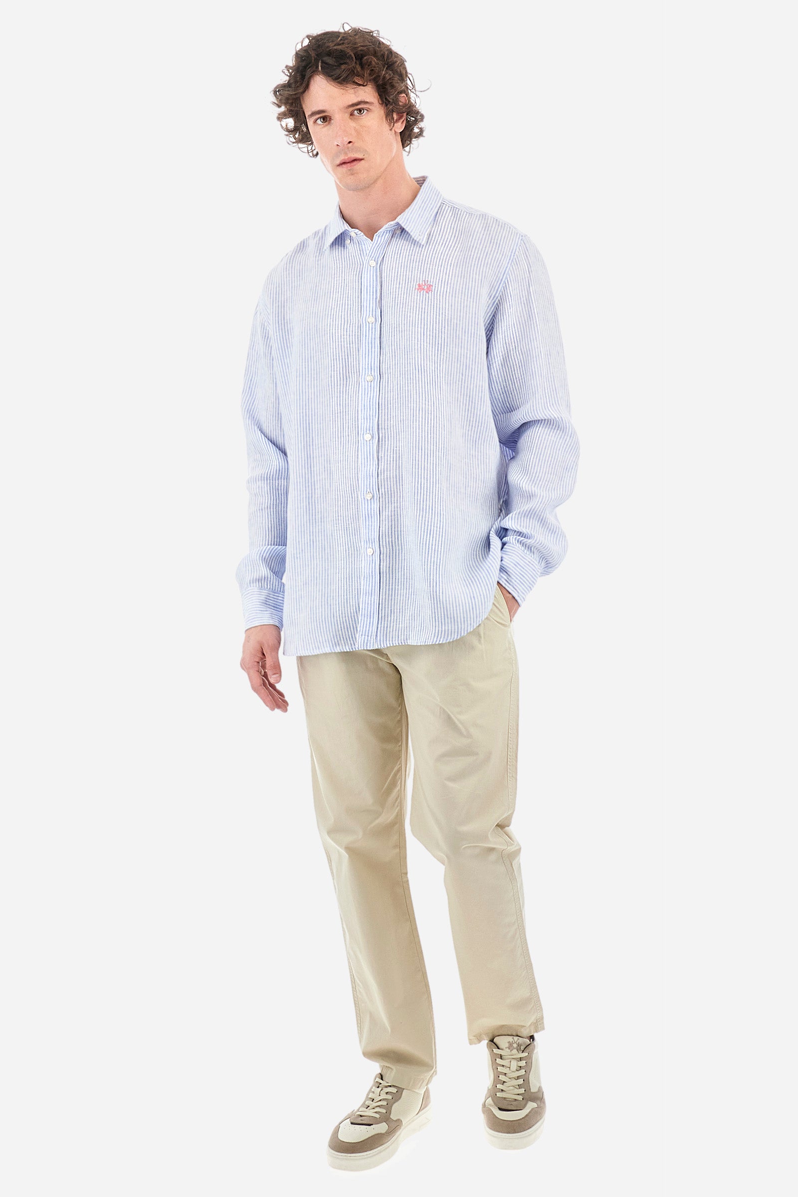 Men's long-sleeved shirt with a striped print, made of 100% linen. Button-down collar. With buttoned cuffs. With a small contrasting logo embroidered on the front. The fit is regular. The model wears a size L. - Op.White/Cornfl.Blue