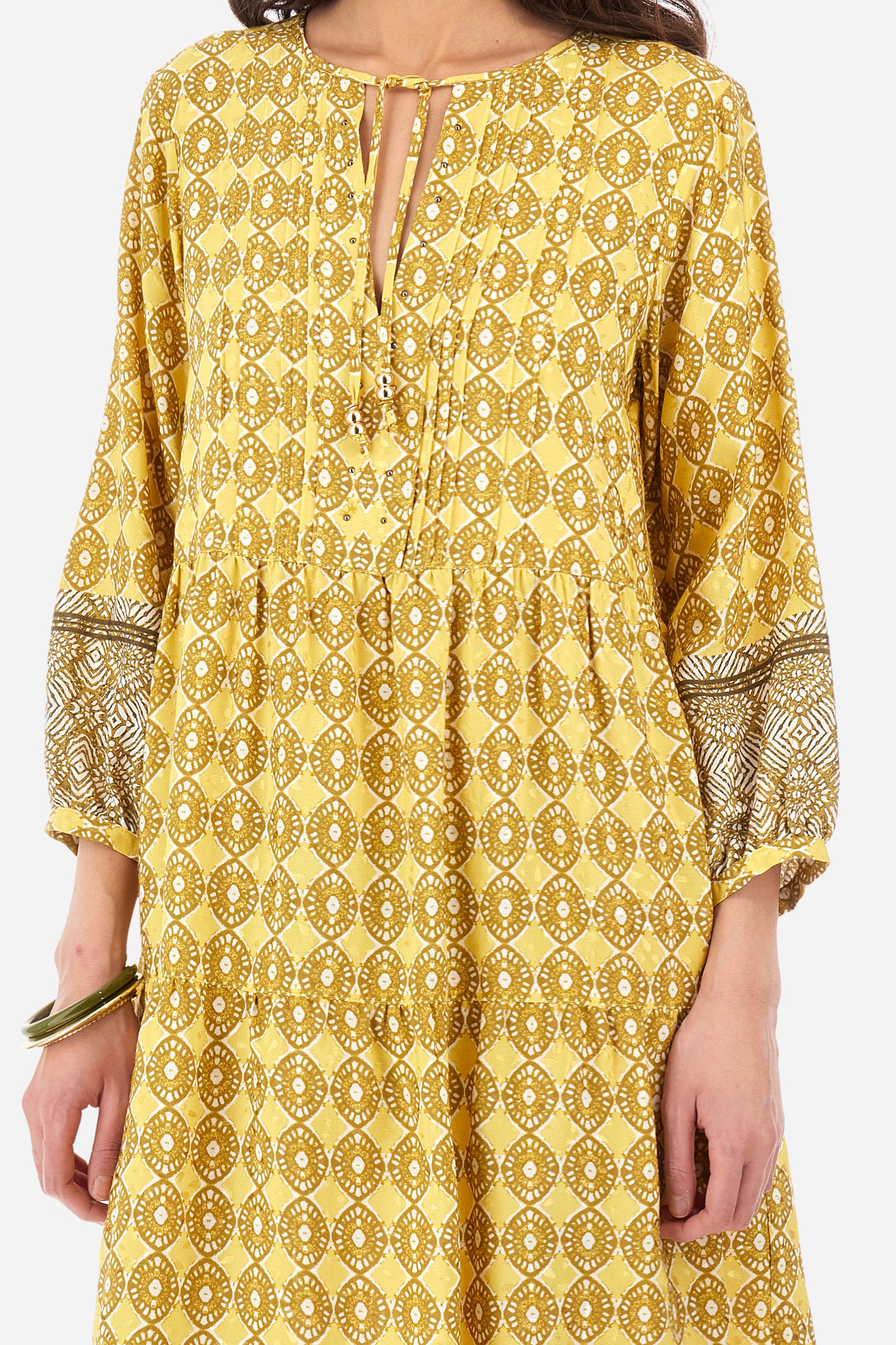 Women's geometric print dress with 3/4 sleeves. In a synthetic fabric. V-neck, tie at the neck and pleats on the chest. Soft, bell-shaped silhouette, knee-length. The fit is regular. The model wears a size 2. - Goldfinch/Arrow/Whit