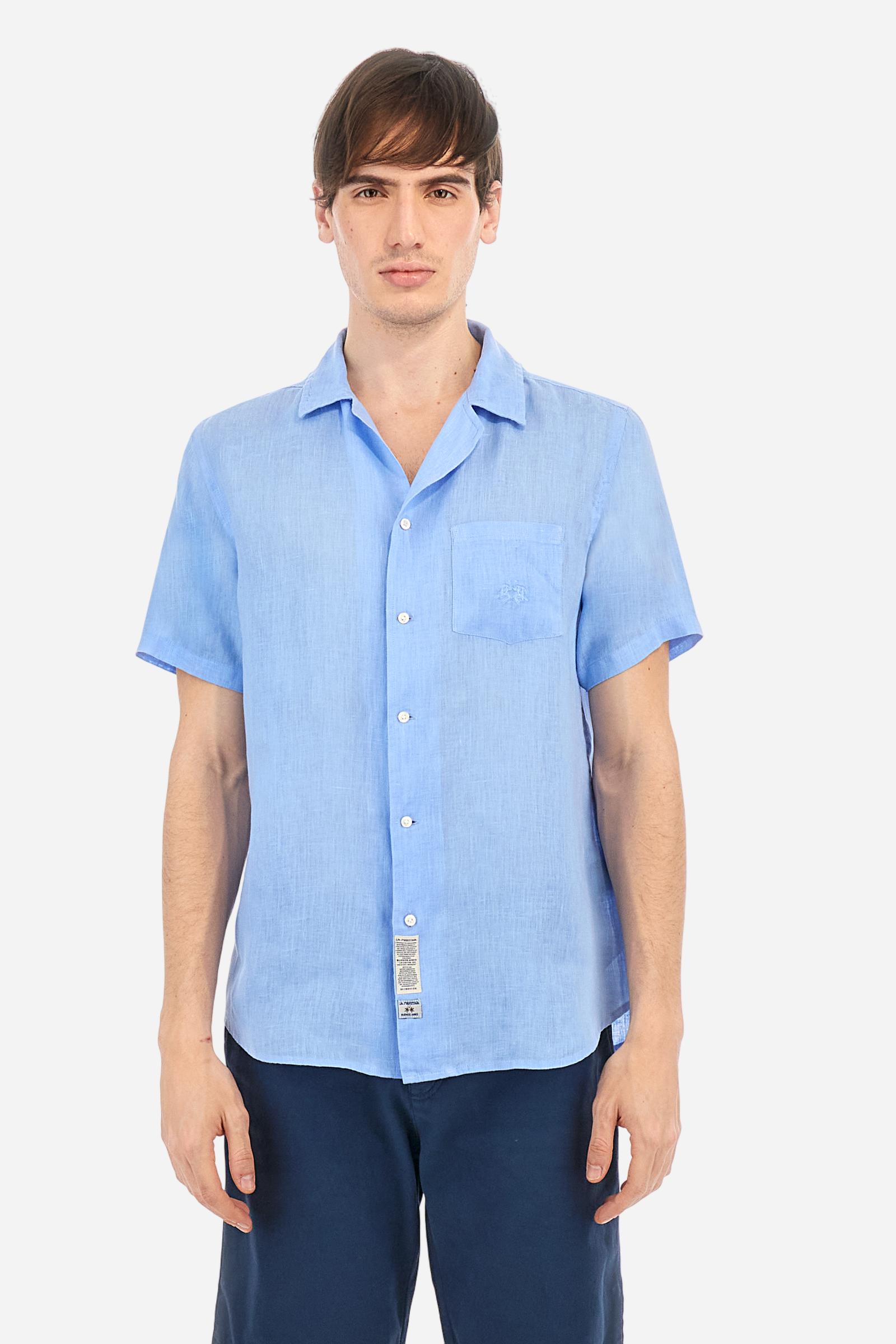 Men's plain short-sleeved shirt made from soft linen canvas. This model features a bowling collar and an appliquéd patch pocket on the left side of the chest, topped with a tone-on-tone embroidered logo. Regular fit. The model is wearing a size L. - Vista Blue