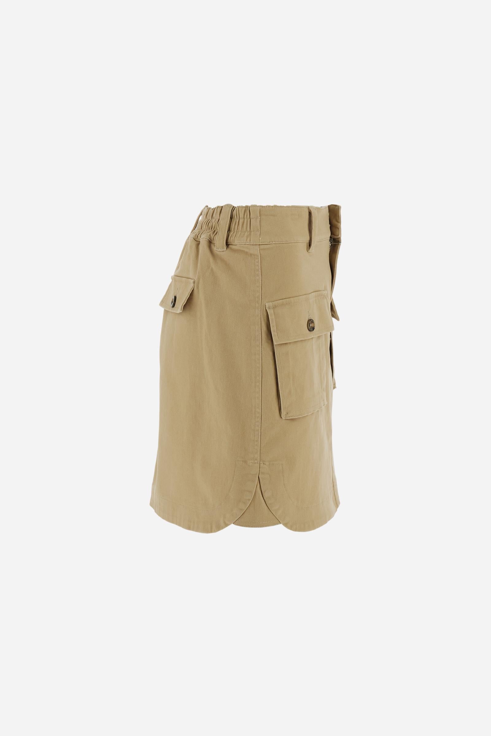 Women’s mini skirt in solid-colour stretch cotton twill. Front closure with zip and internal hook, elasticated back waistband for added comfort. Applied front pockets with personalised horn-effect buttons and decorative flaps on the back. Logo on faux leather label applied to the front pocket. Flared, fluid silhouette for a feminine and comfortable look. The model wears size 2. - Travertine