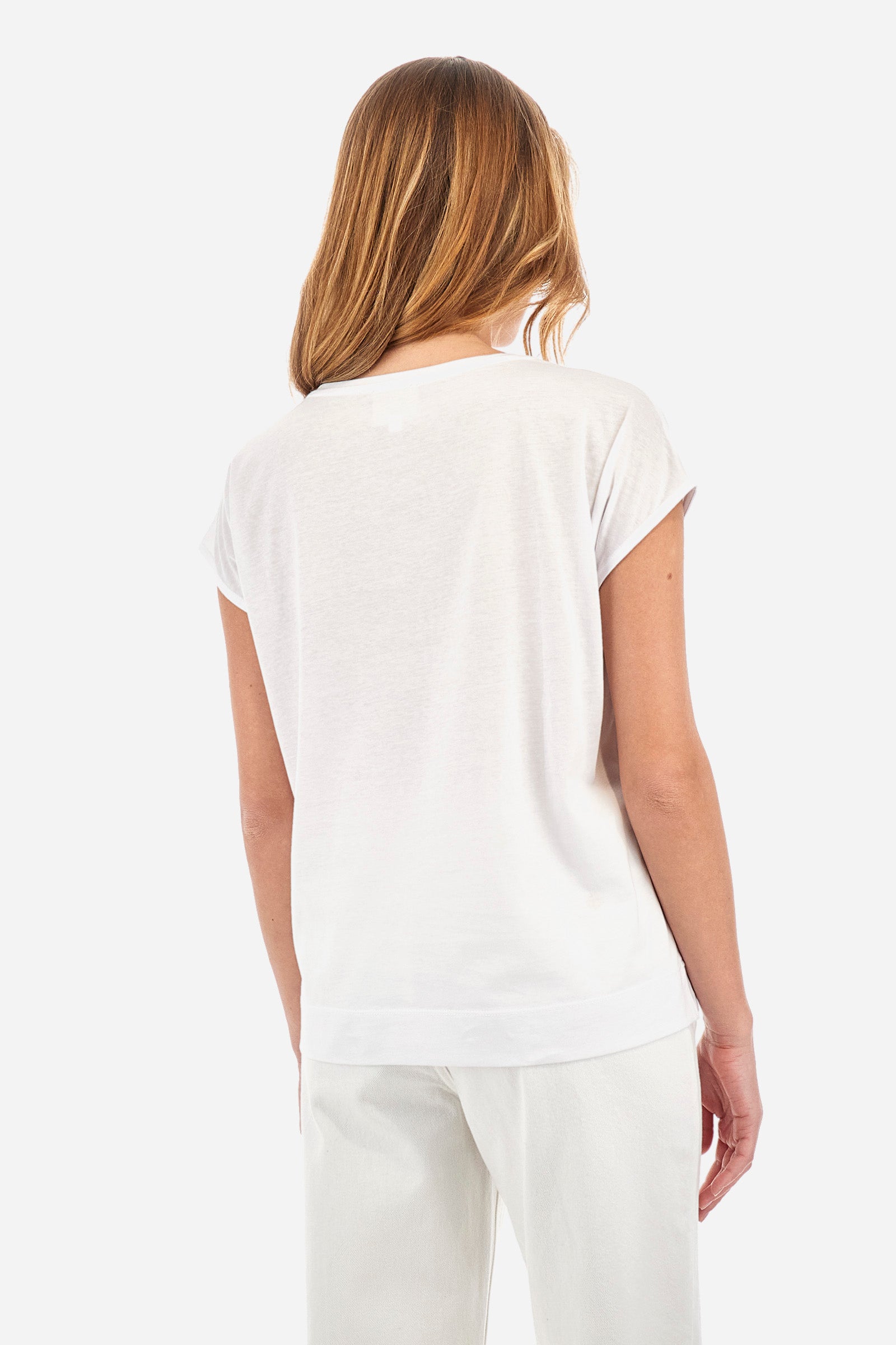 Single-colour short-sleeved T-shirt with a crew neck for women, made of 100% cotton. On the front there is a geometric print with an animal print and some lettering. A small logo is printed on the front. The fit is regular. The model wears a size 2. - Optic White
