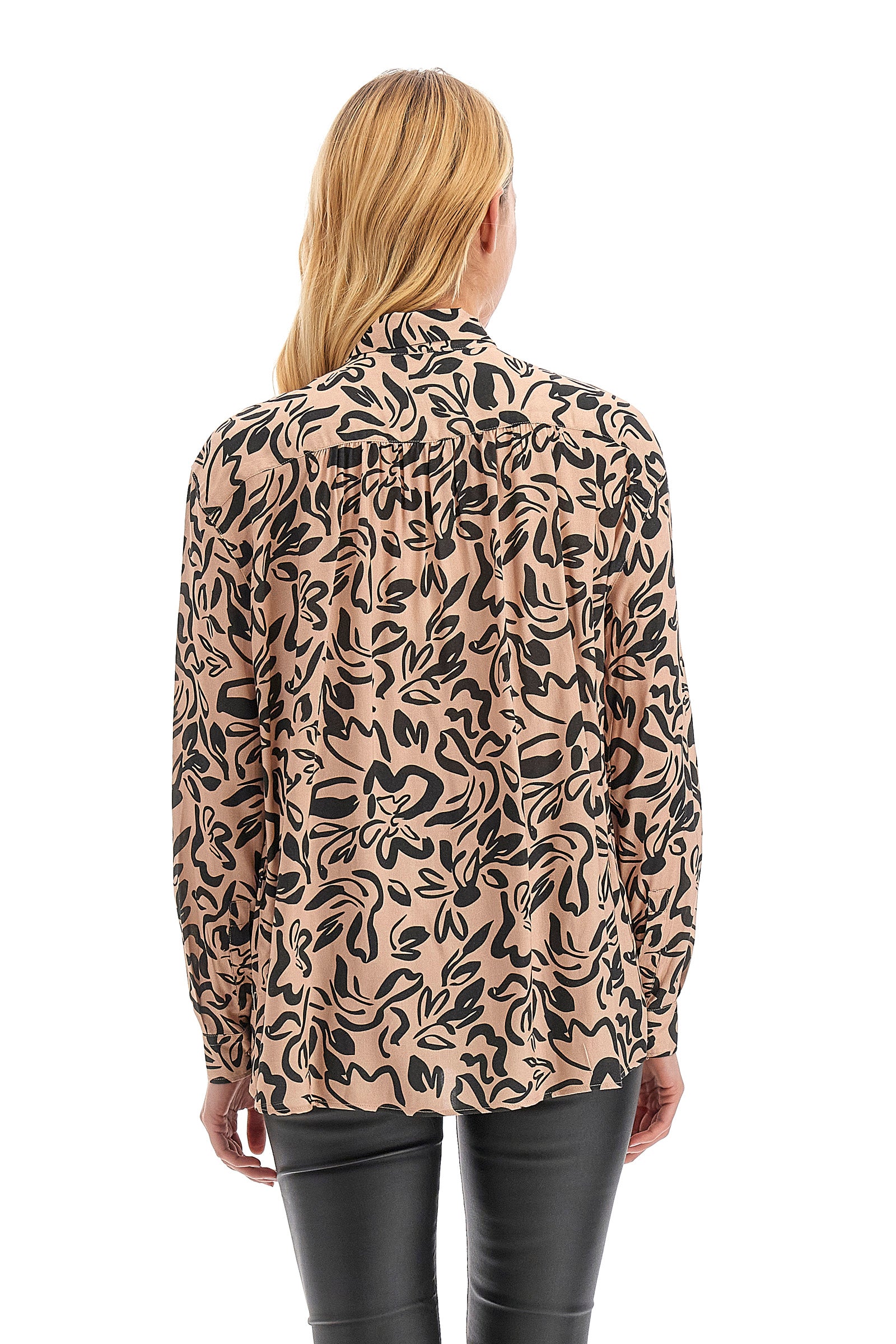 This women's shirt is made from 100% viscose and has a regular fit with long sleeves. The pattern of the Timeless line makes this shirt elegant and versatile, suitable for many different occasions. Its quality makes it durable and comfortable to wear, without compromising on elegance and style. Perfect for women looking for a refined and stylish look. The model is 174 cm tall and wears a size 2. - Morganite/Black