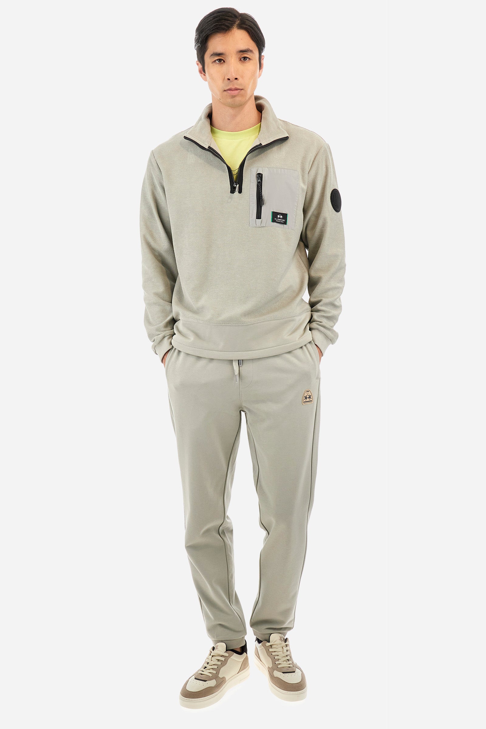 Men's single-colour jogging bottoms in a cotton sweat fabric from the Polo Academy line. With a drawstring waist and double front pocket. Another pocket is present on the back. The logo is present on a patch applied under one of the front pockets. The fit is regular. The model wears a size L. - Pussywillow Grey