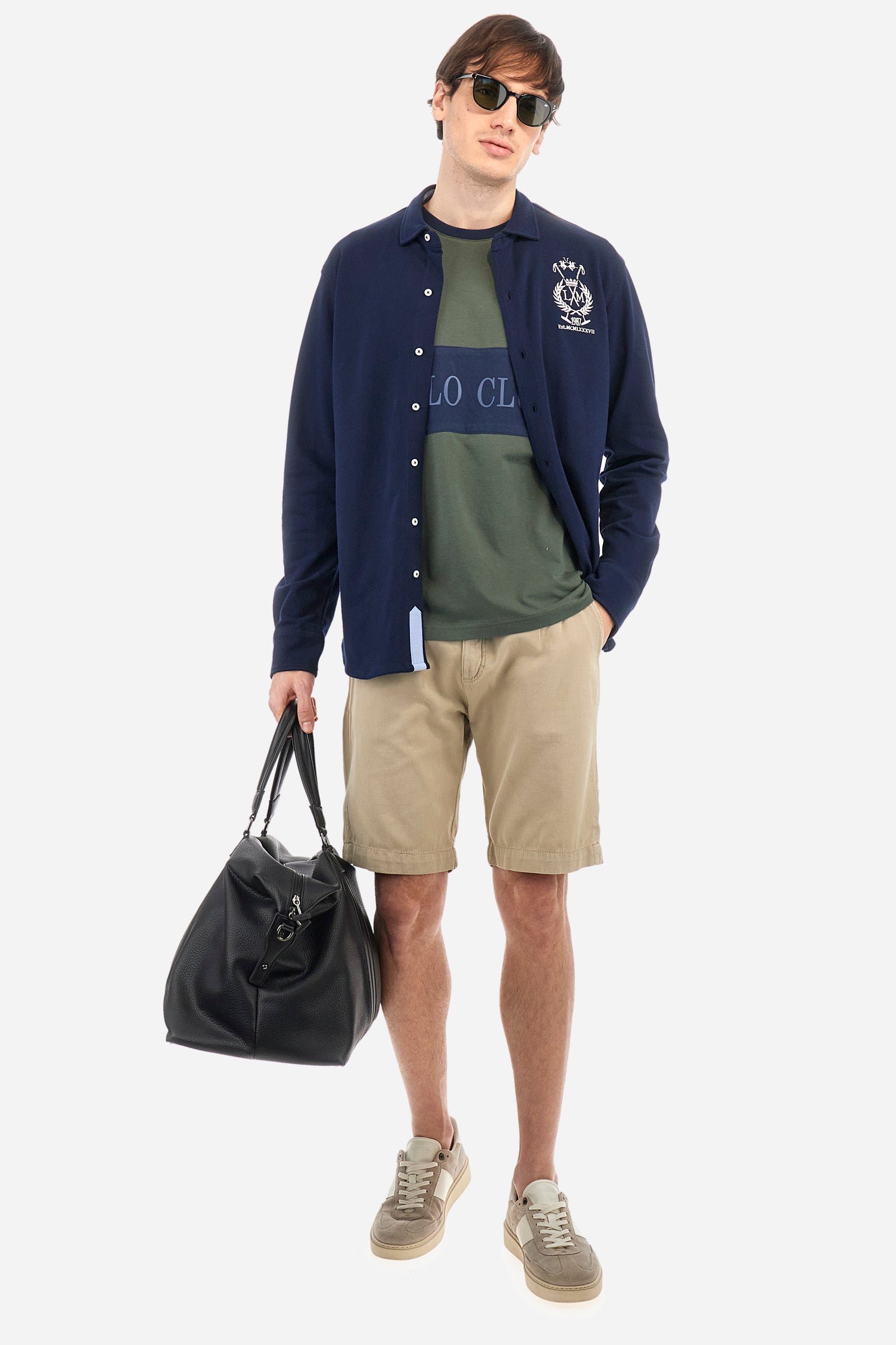 Men's plain Bermuda shorts made from a refined blend of cotton and linen. Fastened with a zip and faux horn button. The side pockets are slanted, while the welt back pockets feature flaps and concealed buttons. The logo, in tone-on-tone embroidery, appears above the right back pocket. Regular fit. The model is wearing a size 33. - Twill