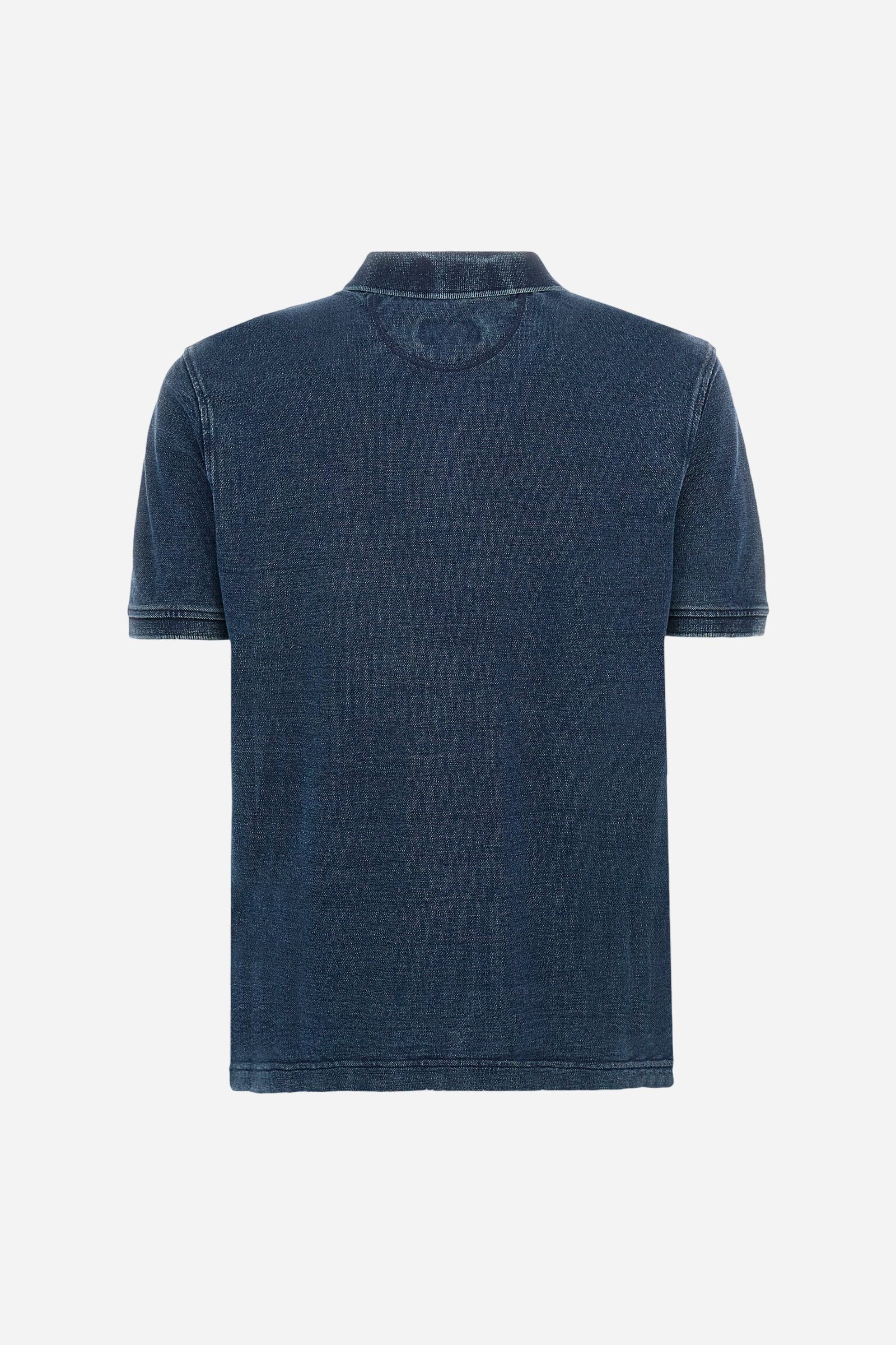 Men's short-sleeved polo shirt made of 100% cotton indigo pique. Fastens with two buttons. The collar and cuffs are folded and are made of ribbed fabric. Garment treated with enzyme washing, which gives the faded and lived-in look typical of denim. The contrasting embroidered logo is present on the left side of the chest. Regular fit. The model is wearing a size L. - Dark Indigo Denim