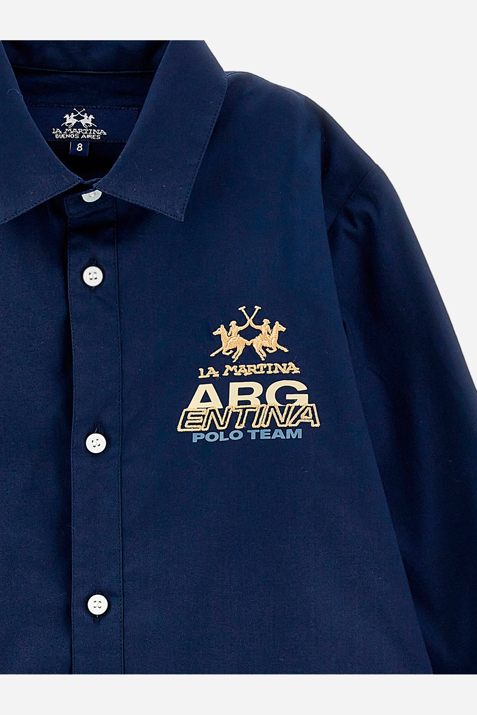 Single-colour boys' shirt made of cotton poplin. Pointed collar. Regular line. On the back there is a large rubberised print. The logo is on the chest, left side. - Navy