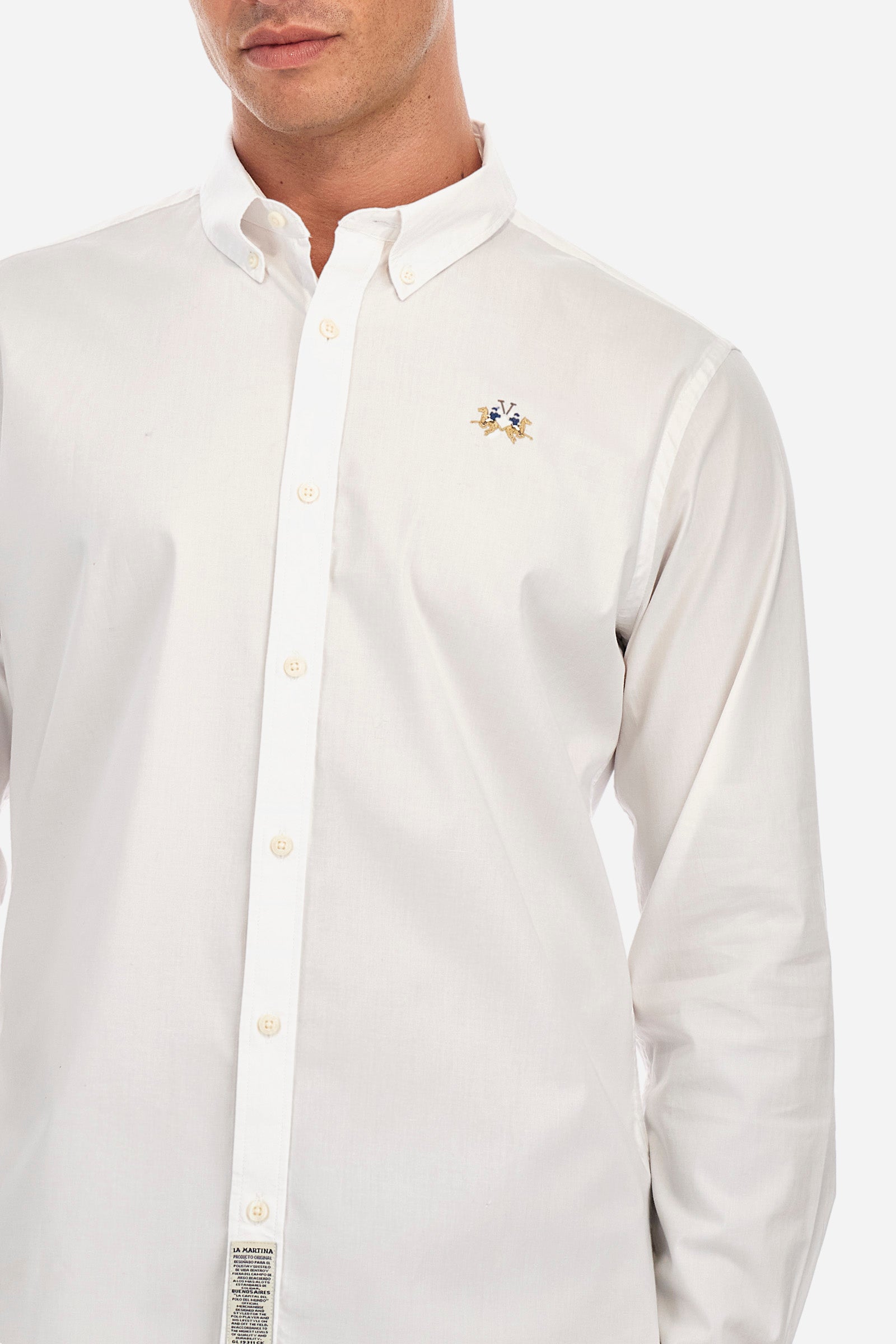Men's single-colour shirt with long sleeves, made of stretch cotton. Button-down collar. With buttoned cuffs. Featuring a small embroidered logo on the front. Slim fit. The model is wearing a size L. - Optic White