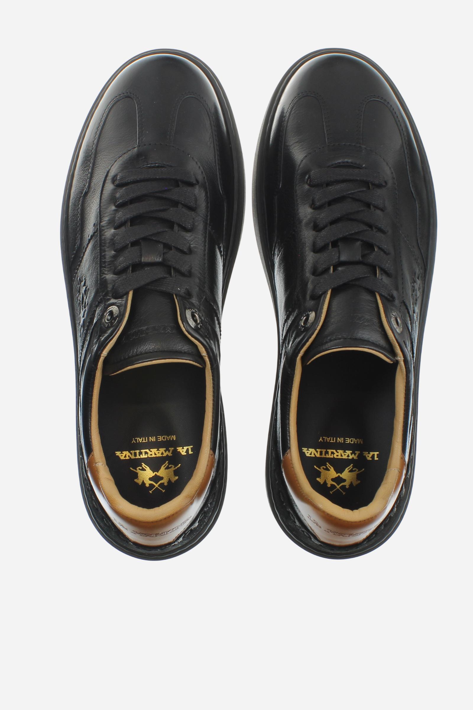 Zapatilla de cuero con aplicaciones en serraje