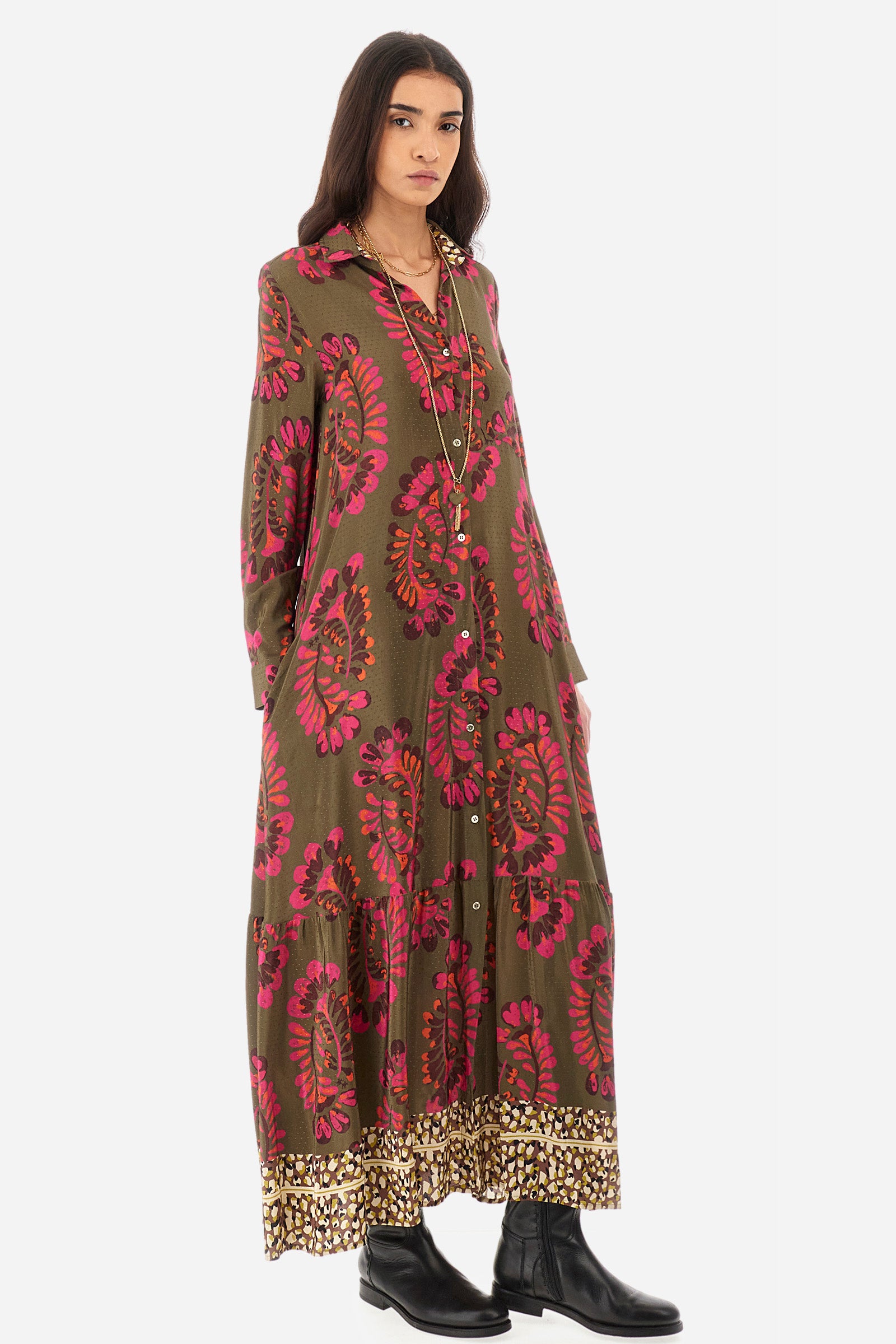 Women’s dress with long sleeves, made of satin viscose fabric. The rich floral prints recall the historic Argentina capsule collection. French collar. On the chest there is an open pocket. Button closure along the dress and cuffs. Straight and soft cut silhouette, long to the feet. Darts on the back. The fit is regular. The model wears a size IT40. - Military/Hotpink/Fre