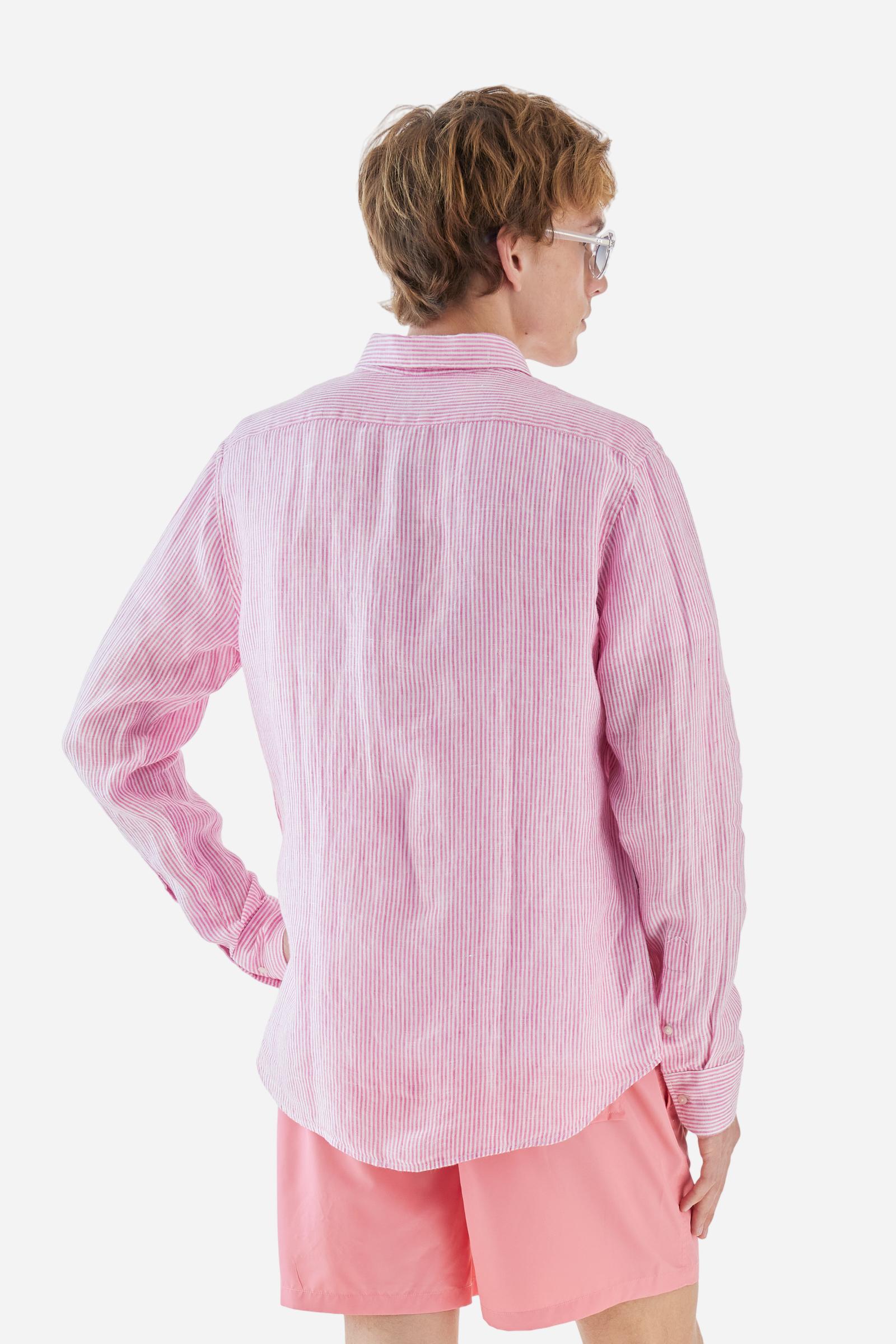 Men's long-sleeved striped shirt made of dual-tone 100% linen. Button-down collar. The logo is embroidered in a contrasting colour on the left side of the chest. Regular fit. The model is wearing a size L. - OpticWhite/PinkLady