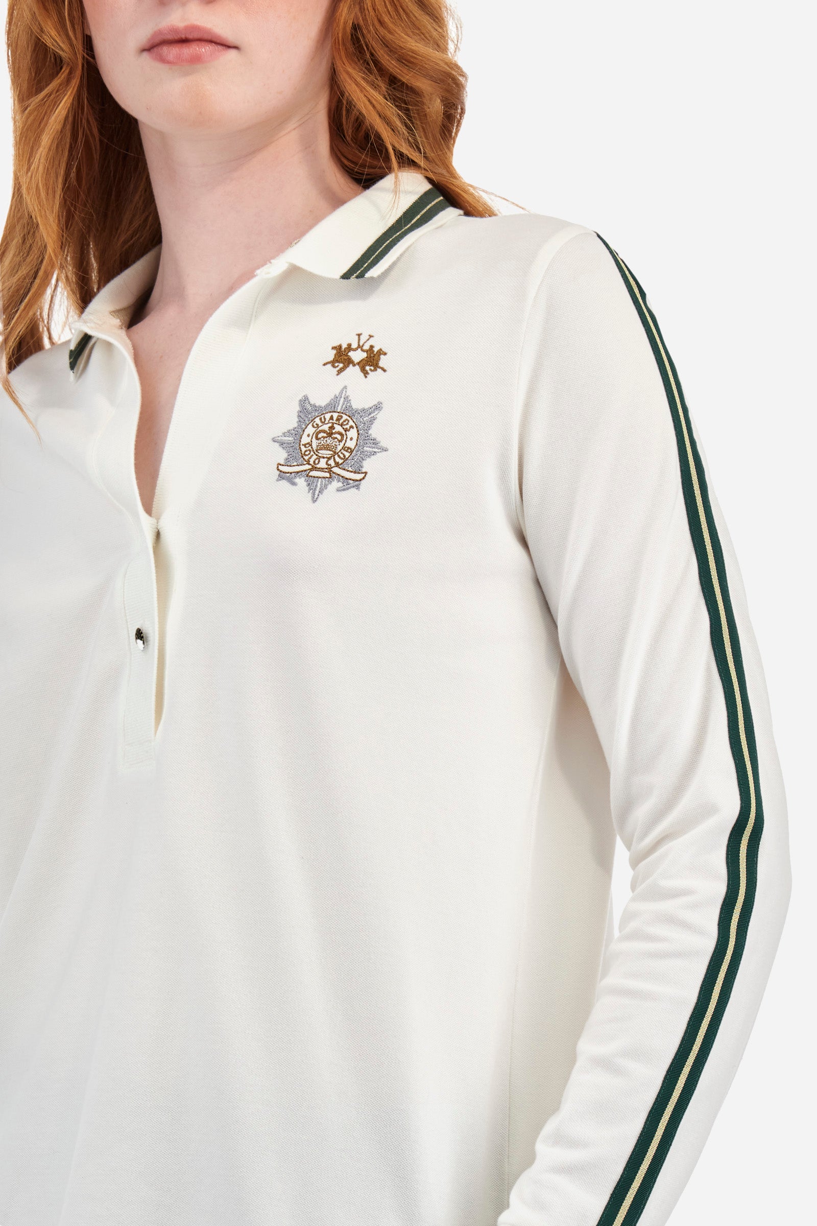 Women's long-sleeved Guards polo shirt, made from plain stretch cotton. V-neckline and two-button fastening. The collar and sleeves are finished with contrasting stripes. The logo and symbol of the capsule collection are embroidered on the front. Regular fit. The model is wearing a size 2. - Off White