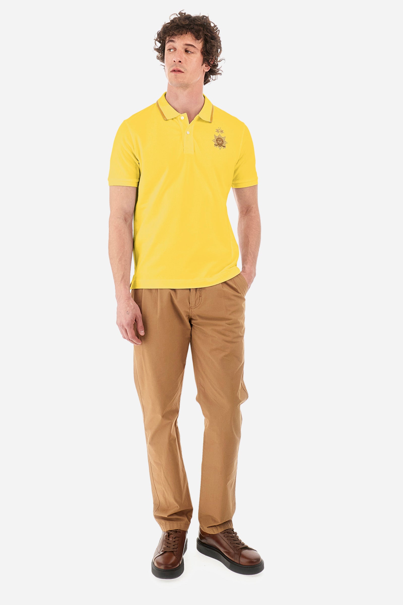 Men's short-sleeved single-colour polo shirt in elasticated cotton. Two-button fastening. Ribbed collar and armholes. The neck is profiled. On the front we find the symbol representing the Guards line. Featuring a small logo embroidered on the chest. The fit is regular. The model wears a size L. - Aspen Gold