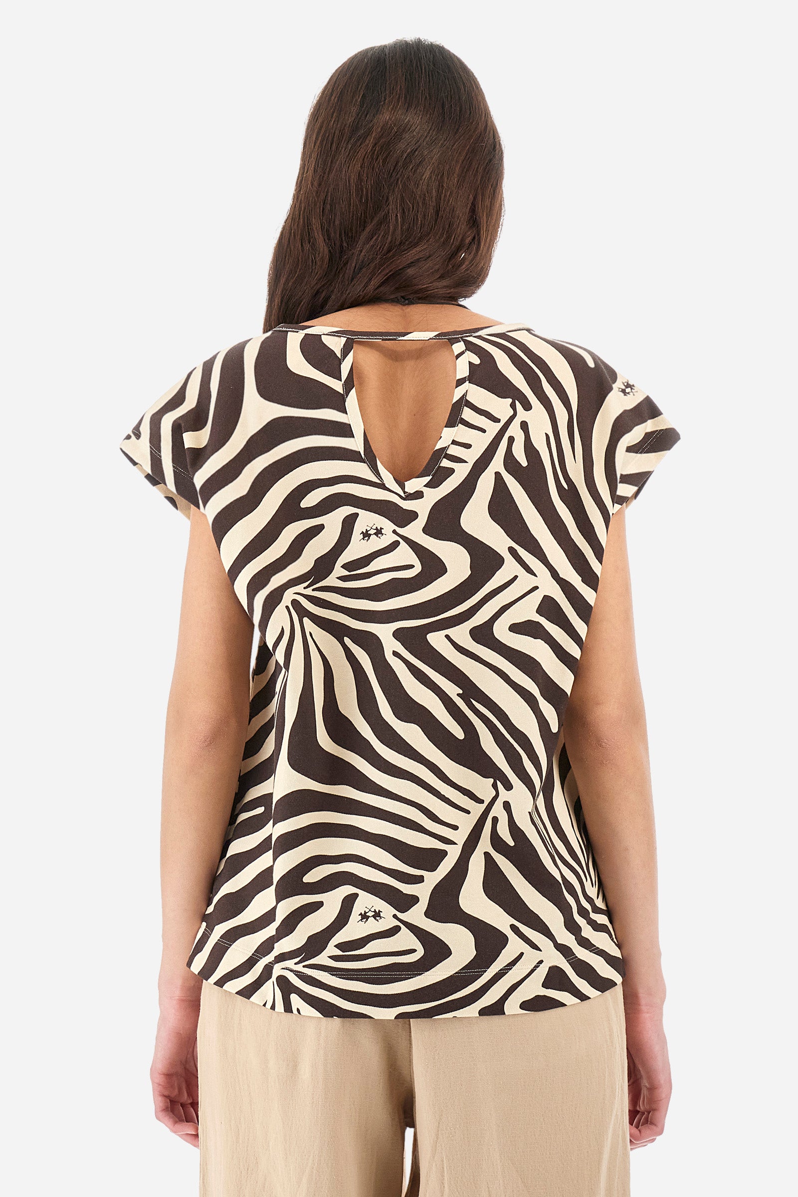 Women's short-sleeved T-shirt with an animal print and cew neck, made of elasticated cotton. The brand's logo is printed throughout the garment. Small opening on the back. The brand's initials and the logo are embroidered on one of the sleeves. The fit is regular. The model wears a size 2. - TURKISH COFEE/BONE W