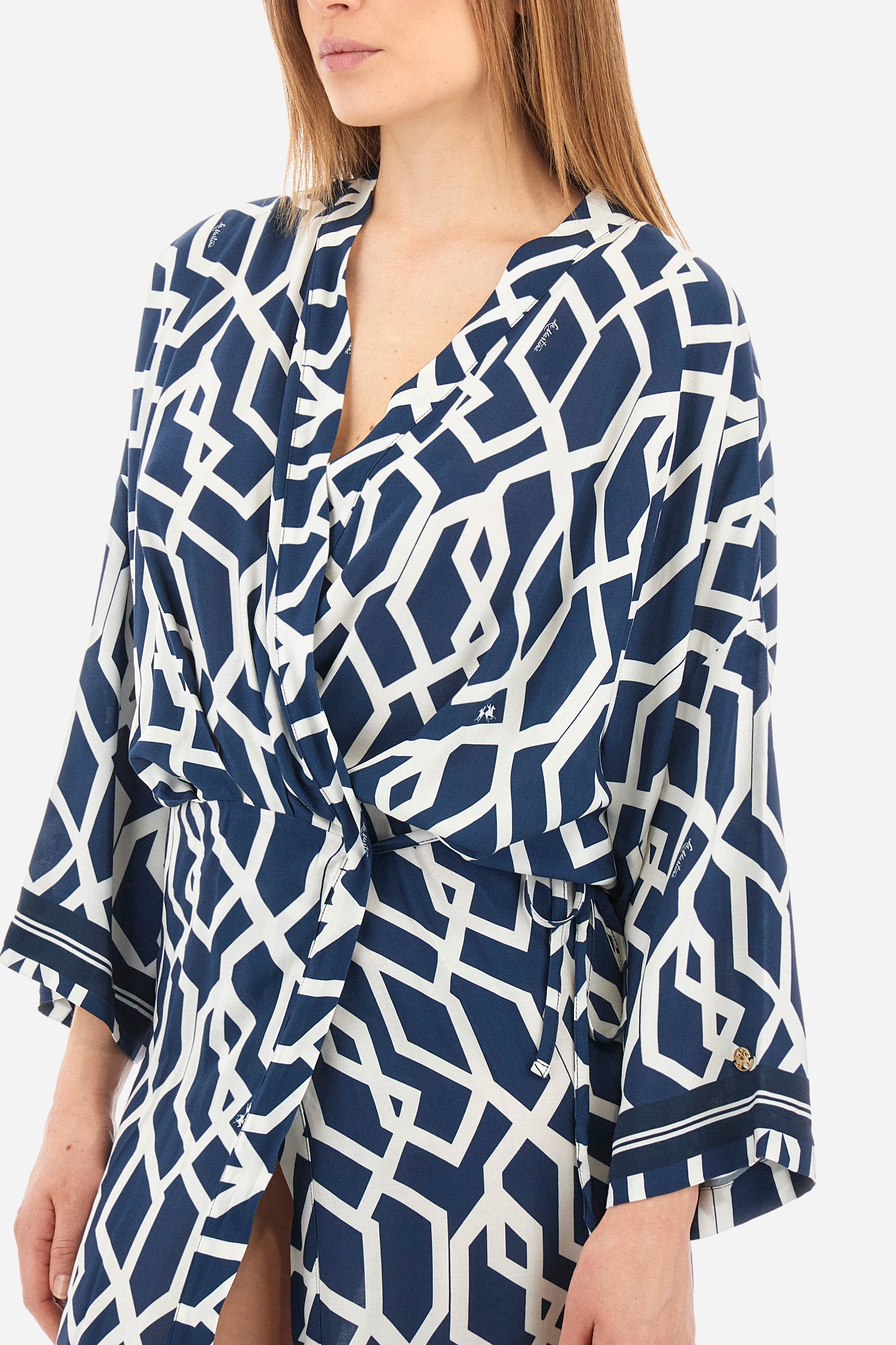 Women's kimono dress with 3/4 sleeves in a geometric print. In a synthetic fabric. V-neck. Tie at waist. Foot-length. Side slit. The logo is present on a metal plate sewn on one sleeve. The fit is regular. The model wears a size 2. - Orion blue/Off white