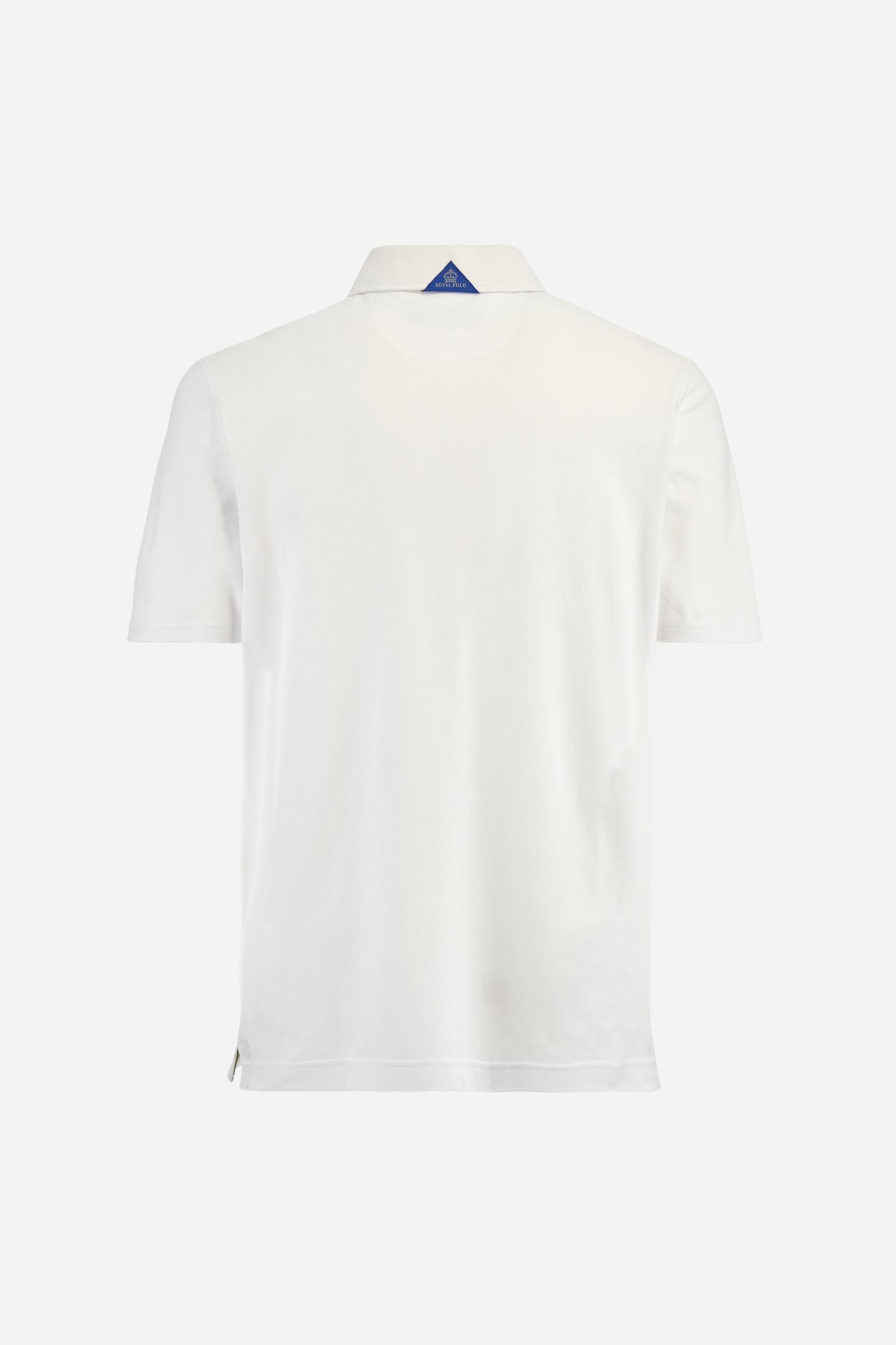 Men's short-sleeved Guards polo shirt in a single colour, made of stretch pique cotton. Fastens with three customised natural faux mother-of-pearl buttons. On the left side of the chest there is a large colour-contrasting embroidery motif, representing the Guard Polo Club. Colour-contrasting tag sewn on the back of the collar. The logo is embroidered on the front. Regular fit. The model is wearing a size L. - Optic White