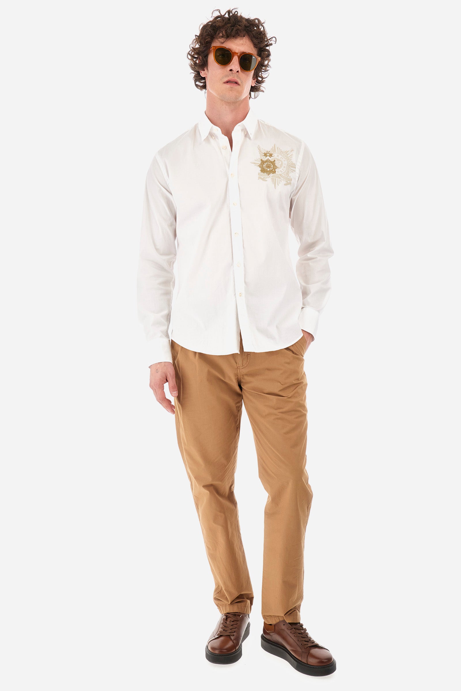 Men's single-colour long-sleeved shirt in elasticated cotton. Button-down collar. With buttoned cuffs. A small logo and the Guards line symbol are embroidered on the front. The fit is regular. The model wears a size L. - Optic White