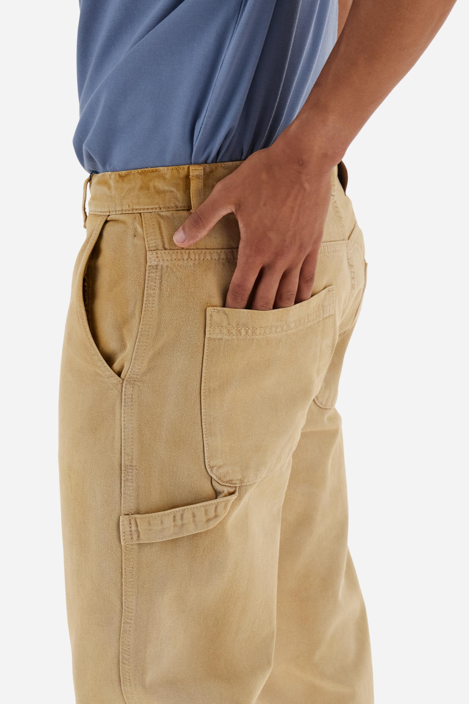 Men's Carpenter trousers in pure bull cotton. The classic five-pocket construction features a relaxed fit through the hips and thighs, with straight, wide legs.The fabric undergoes an authentic faded treatment that gives it a lived-in character and a used effect with contemporary appeal. The brand's guarantee label is applied to the back pocket, while the logo appears on a faux leather patch attached to the back of the wasitband.The model is wearing a size 33. - Bone Brown