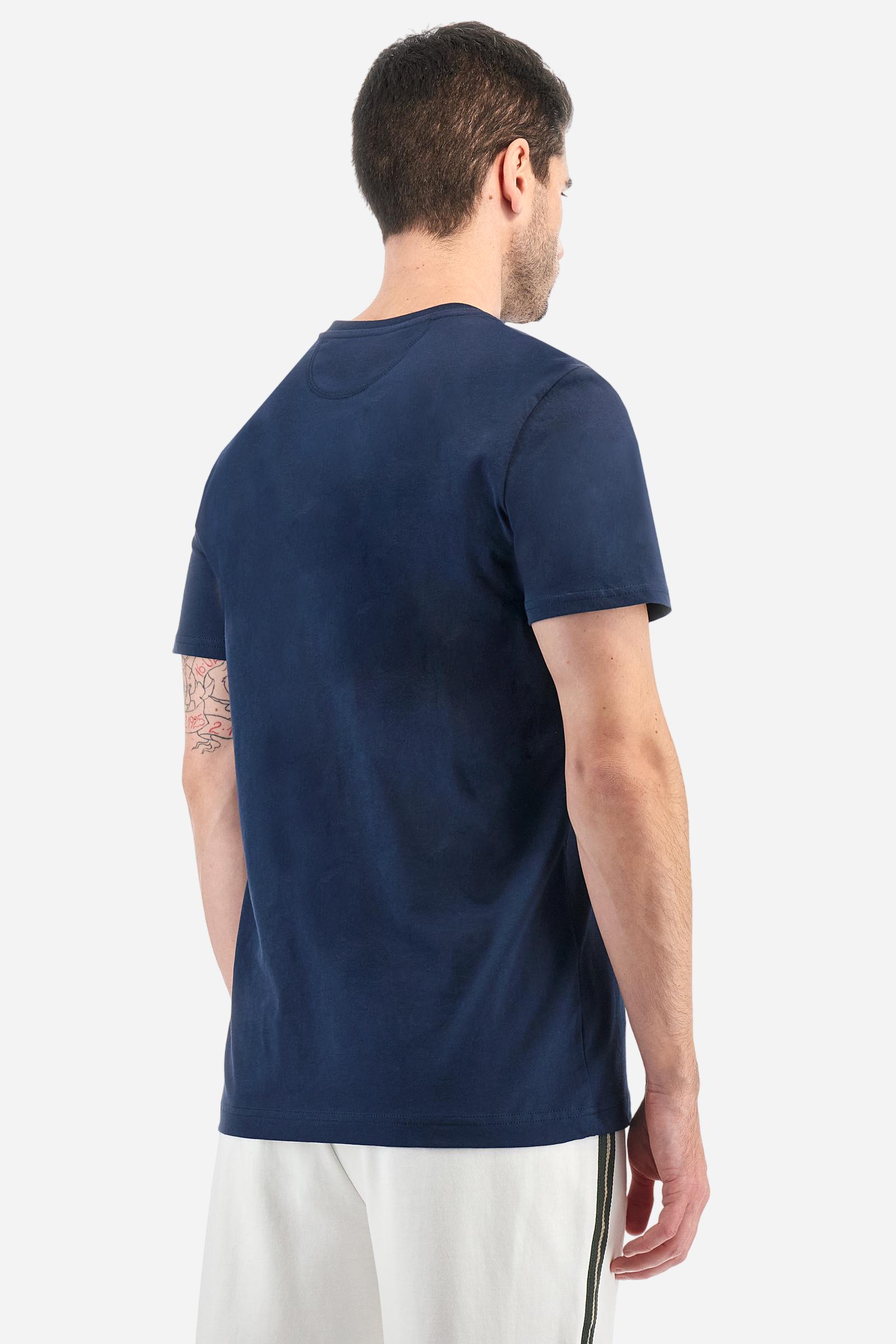 Single-colour short-sleeved men's T-shirt made of cotton jersey. Crew neck, with colour-contrasting jersey border inside. The front graphic is a large print featuring the Guards crest, and is enriched by the La Martina lettering and brand logo, both embroidered. The fit is regular. The model is wearing a size L. - Navy