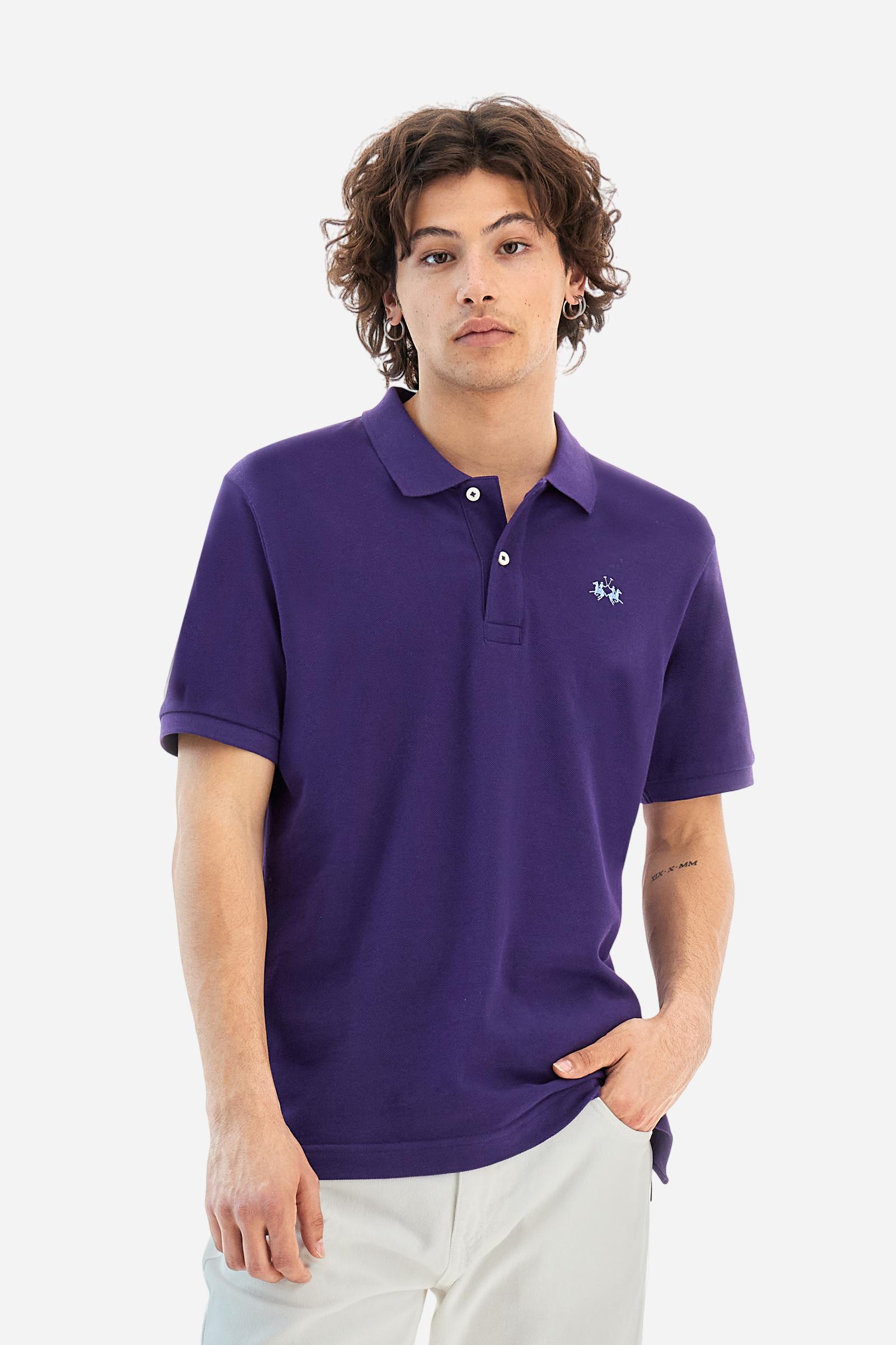 Men's plain-coloured, short-sleeved, regular-fit cotton polo shirt. Contrasting La Martina logo sewn onto the chest. This versatile garment goes perfectly with a pair of jeans from the collection. - Acai