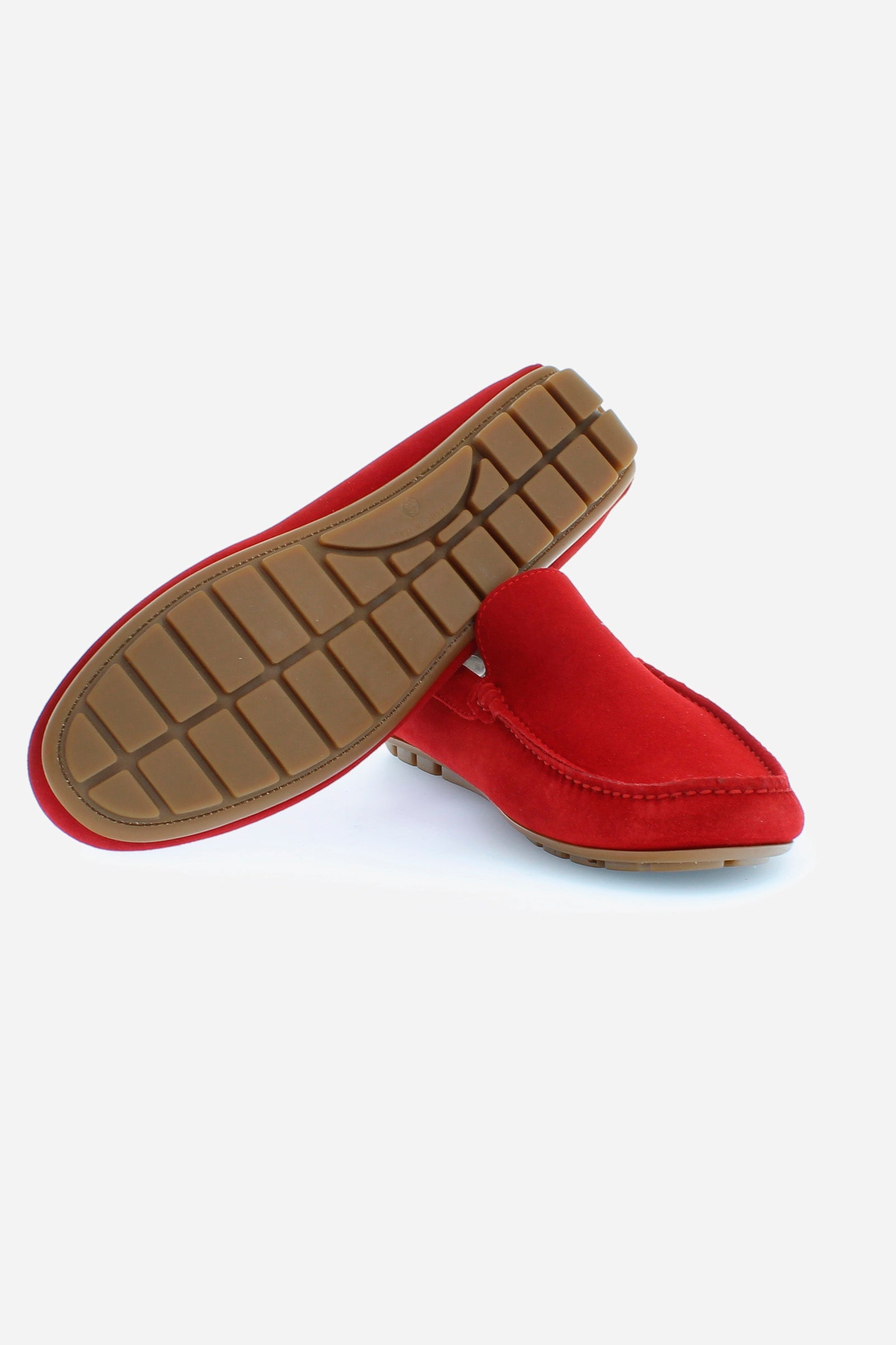 Men's loafers in soft suede for the summer season. Made using the tubular technique to give the model softness and flexibility. The full-colour suede is delicately punctuated by the embroidery of the logo in a contrasting colour on the faceplate and the hand-stitched ends of the faceplate. For both leisure and informal occasions, helping to create a sporty yet refined look. - RED