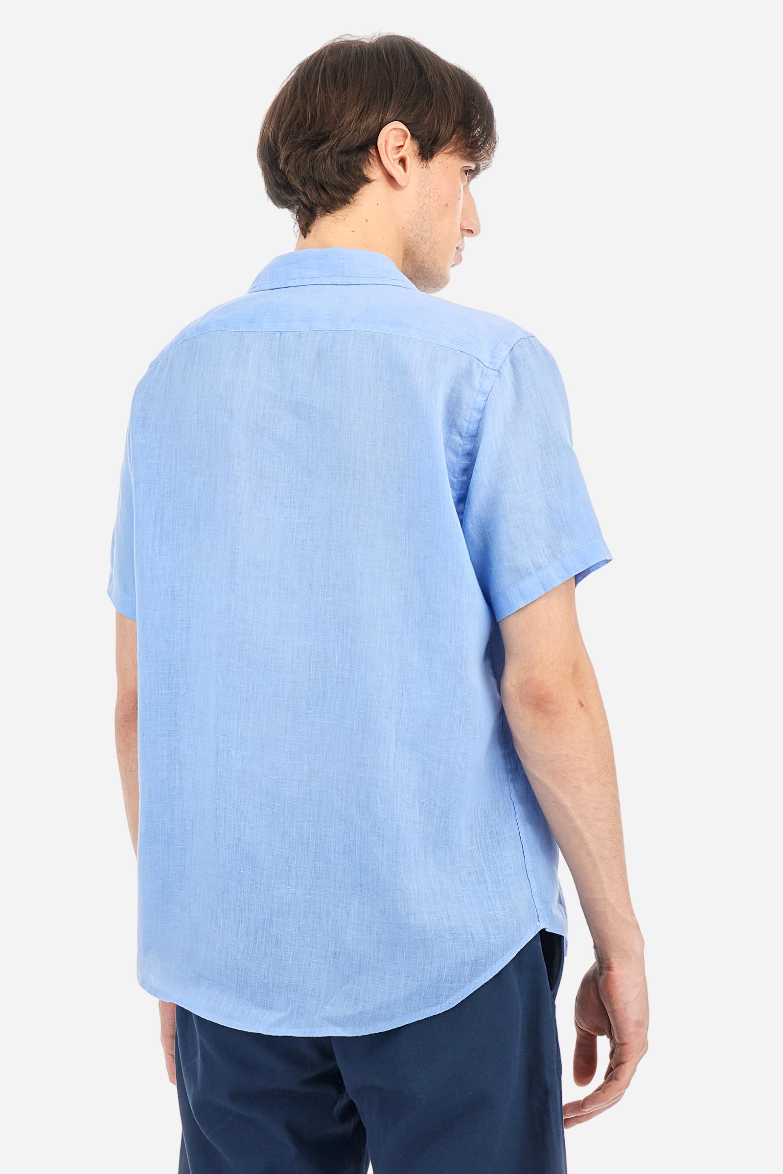 Men's plain short-sleeved shirt made from soft linen canvas. This model features a bowling collar and an appliquéd patch pocket on the left side of the chest, topped with a tone-on-tone embroidered logo. Regular fit. The model is wearing a size L. - Vista Blue