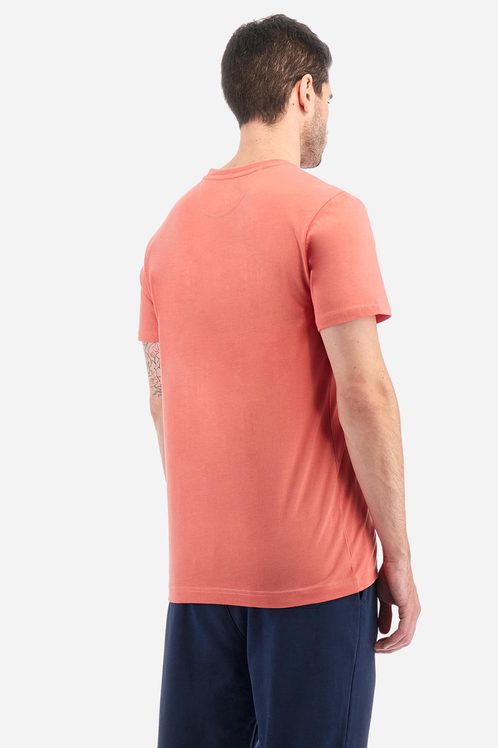 Men's solid color Guards T-shirt, made of cotton jersey. Crew neck. The front features a rubberized print of the line's name. On the left sleeve, the Guards emblem and the brand's logo are embroidered. The fit is regular. The model is wearing size L. - Spiced Coral