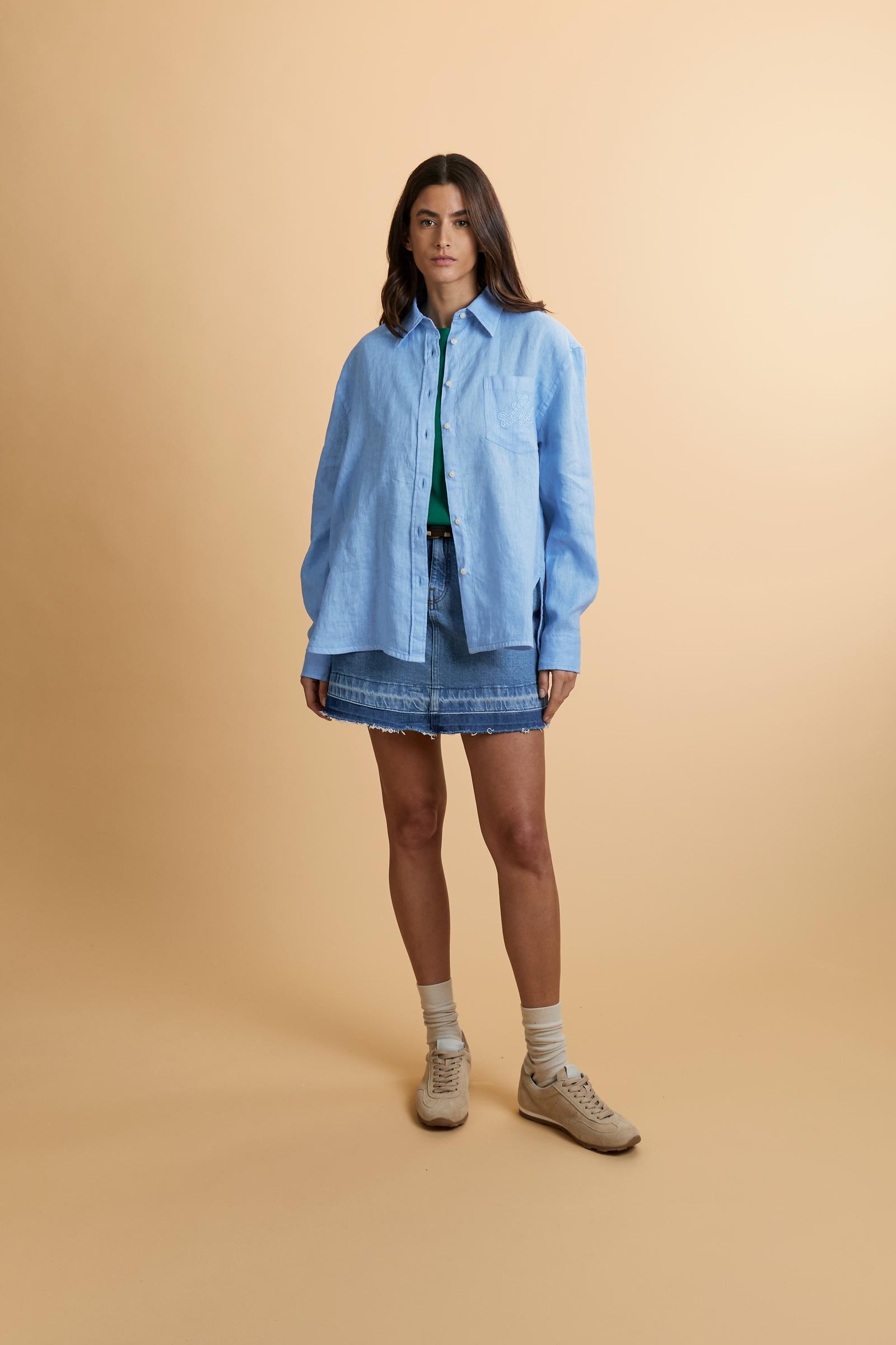 Women’s long-sleeve shirt in garment-dyed 100% linen. Regular fit with rounded back hem, classic collar and custom buttons. Chest patch pocket with tone-on-tone embroidered LM monogram and large tone-on-tone logo under the back collar. The model wears size 2. - Riviera