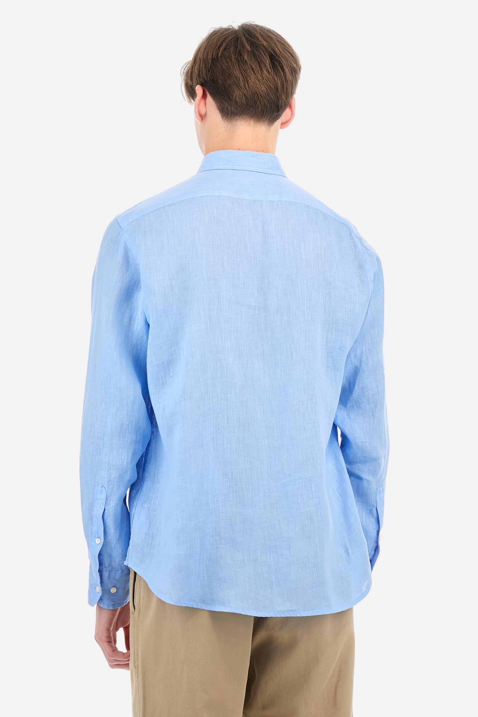 Men's plain long-sleeved shirt made from linen canvas. Button-down collar. Two fabric patches, depicting the brand's certification and the Argentine flag, are sewn on the hem of the garment. A tone-on-tone logo is embroidered on the left side of the chest. Regular fit. The model is wearing a size L. - Vista Blue