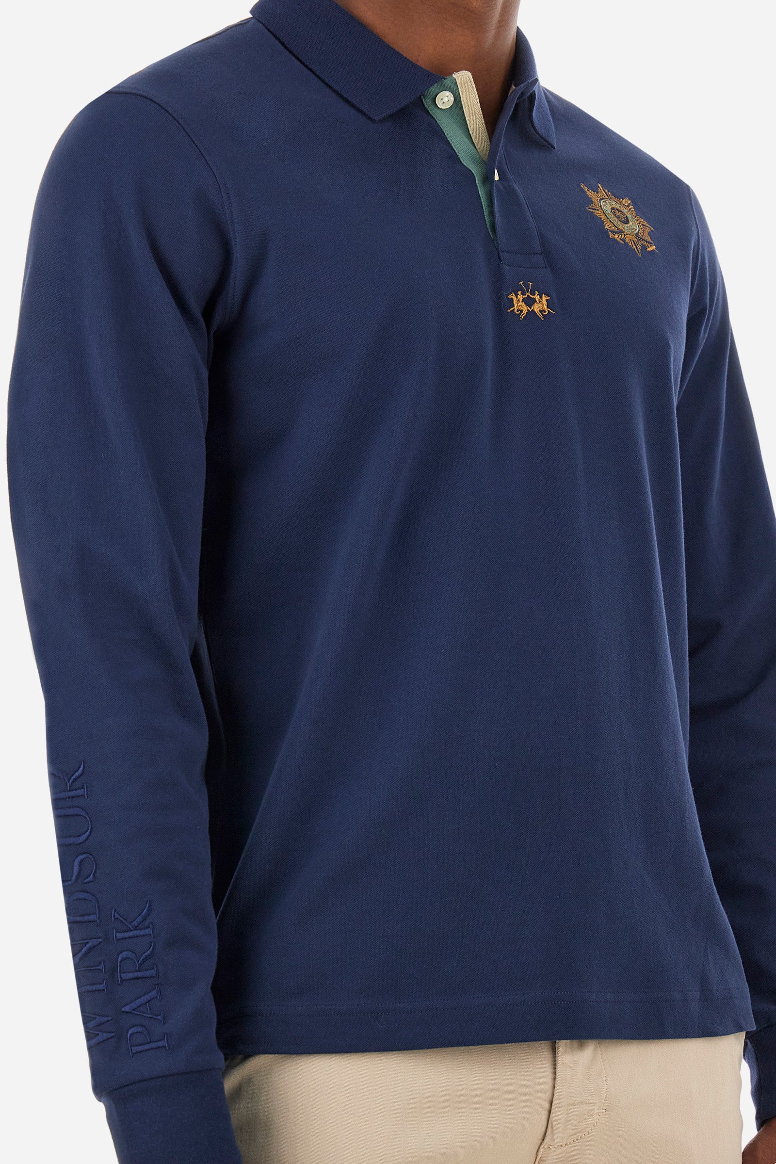 Men's long-sleeved Guards polo shirt in plain stretch cotton. Two-button fastening. Embellished with tone-on-tone embroidery on the sleeves. The logo and symbol of the line appear on the front. Regular fit. The model is wearing a size L. - Navy