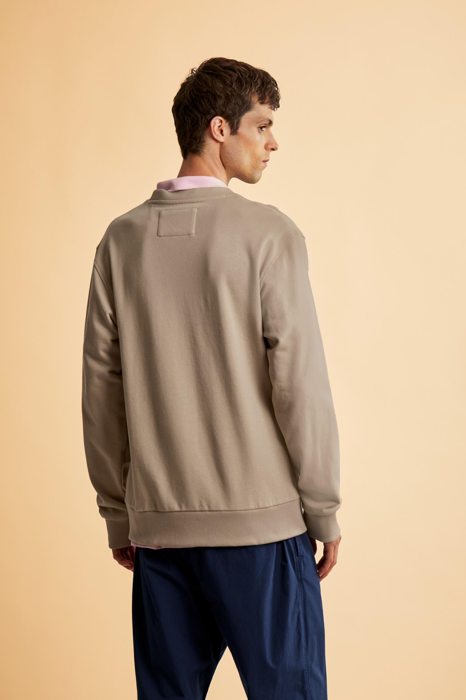Men's crew-neck sweatshirt with long sleeves made from 100% cotton diagonal fleece. The model features ribbed collar, cuffs and hem in matching tone. The regular fit is enhanced by a modern cut with slightly structured shoulders. The design is distinguished by the exclusive maxi 3D embroidered brand logo in contrasting color on the chest. The model is wearing size L. - Humus