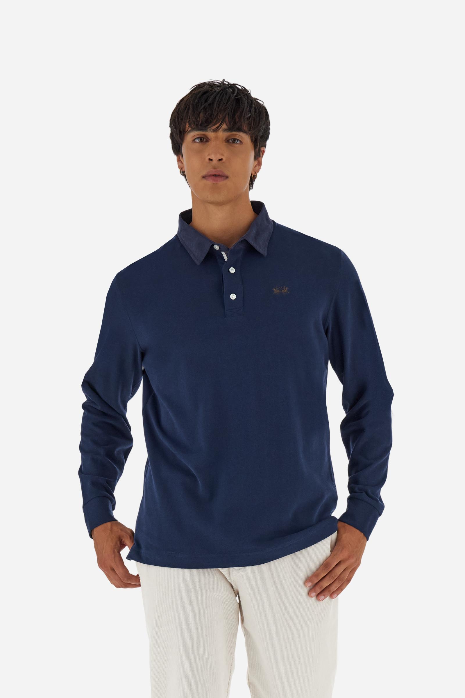 Classic men’s long-sleeve polo in soft-touch 100% cotton jersey. Contrast gabardine collar, three-button placket with multicolor striped tape. Iconic La Martina lettering printed in contrast under the collar. Small contrast logo embroidered on the chest. Regular fit for a balanced silhouette. Model wears size L. - Navy