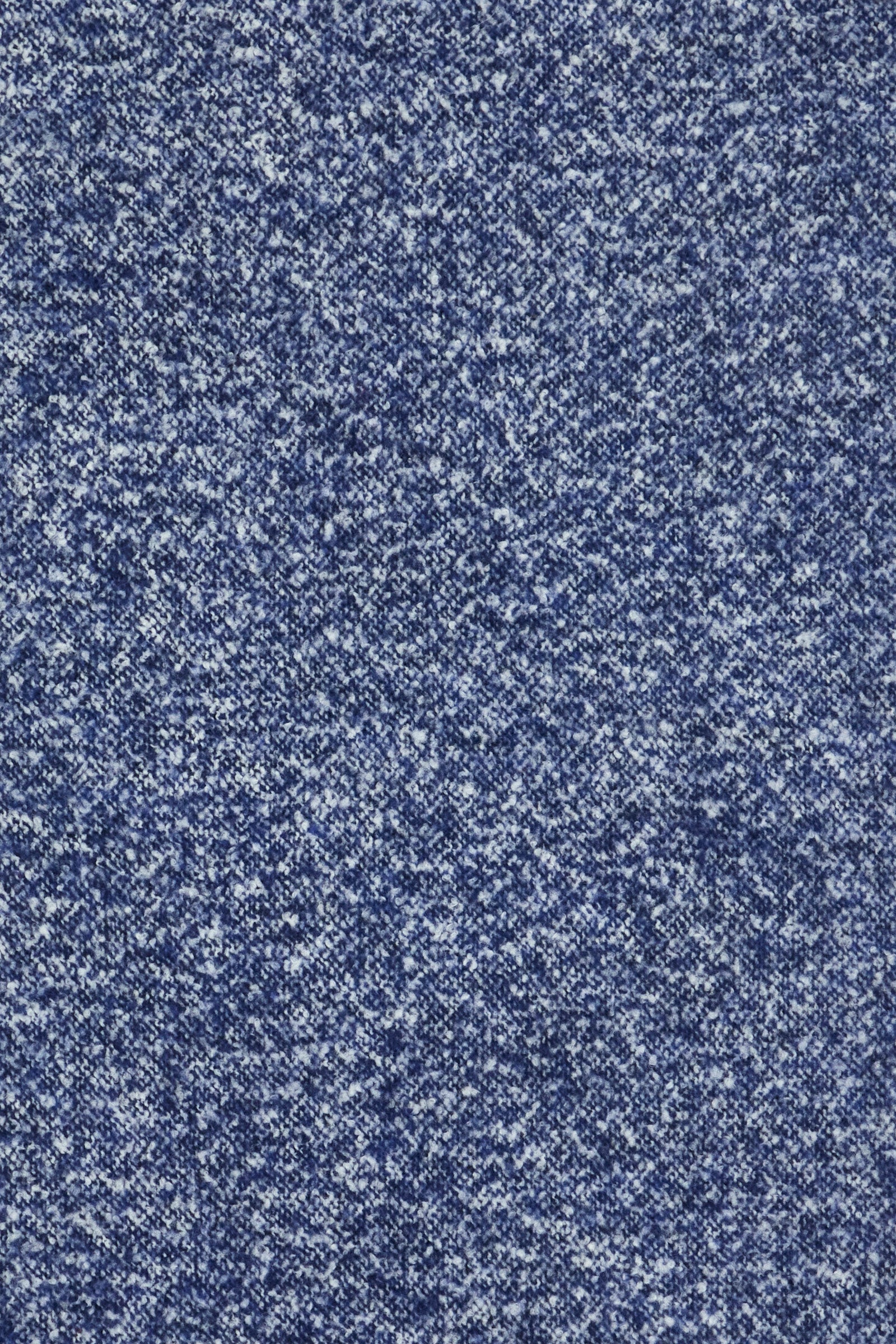 This scarf is part of an exclusive La Martina collection. It is made of grisaille wool blend, made in Italy. The solid tone is accompanied by fringes on the end in contrasting tone and mini logo and writing La Martina. Perfect to embellish your winter outfit with a touch of sophistication. Dimensions: 42x190 cm. - Navy