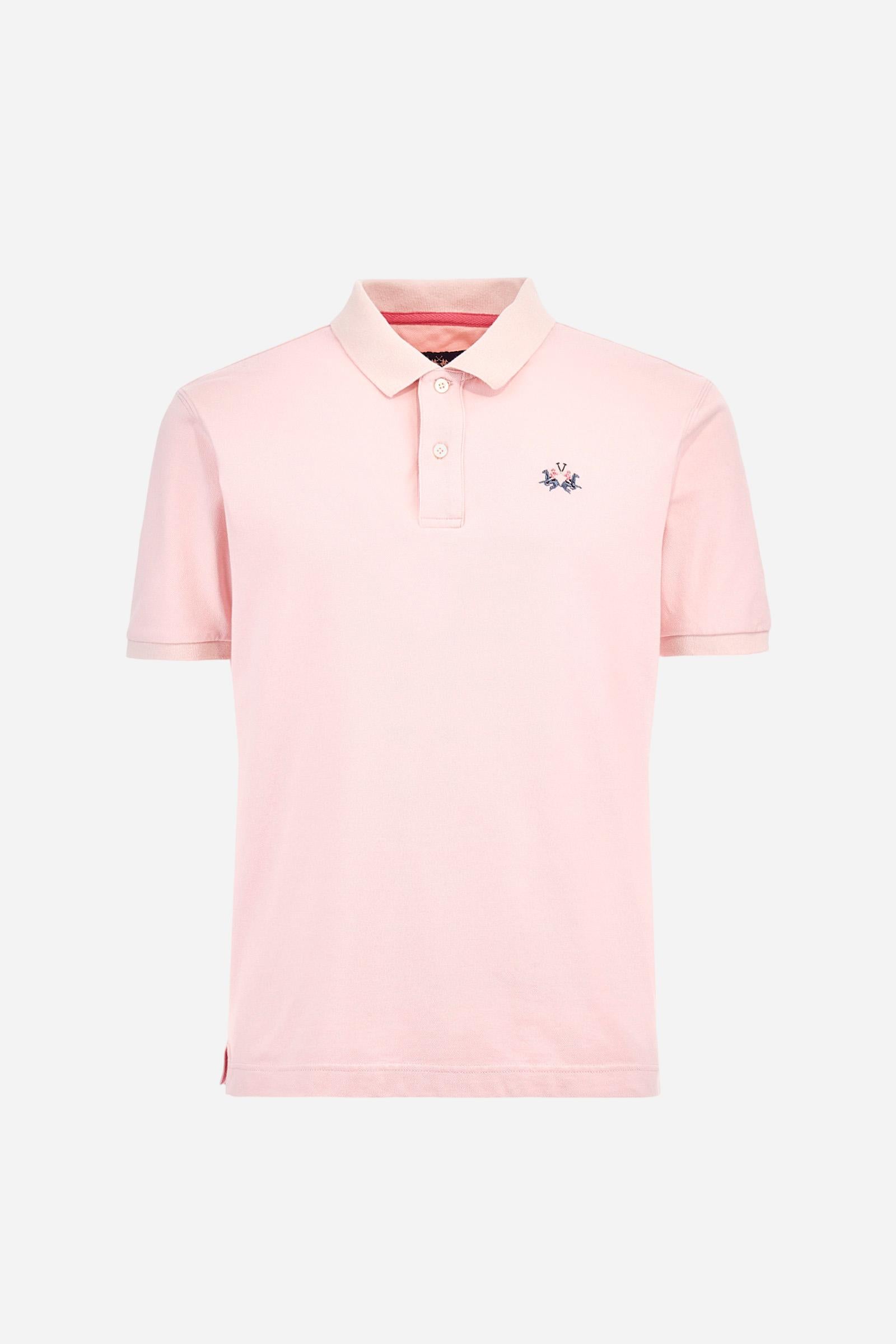 Men's plain short-sleeved polo shirt made from stretch piqué. Two-button fastening. The collar and cuffs are made from tone-on-tone ribbed fabric. Under the collar, there is a contrasting fabric panel with embroidered multicoloured lettering. The logo is embroidered on the left side of the chest in contrasting thread. Slim fit. The model is wearing a size L. - Parfait Pink