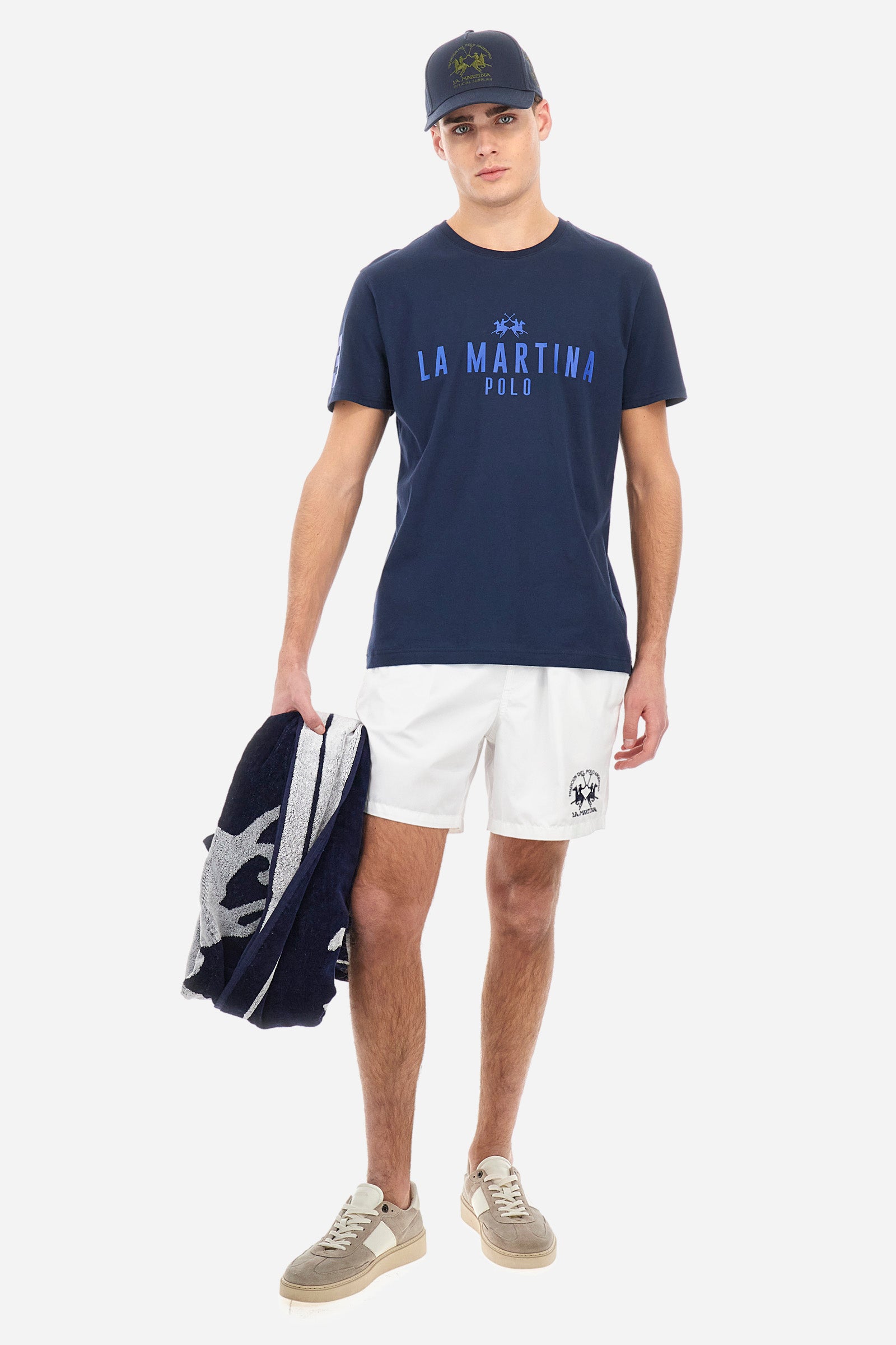 Plain men's swimming shorts made of nylon. Elastic waistband with a personalised drawstring for waist adjustment. On the inside of the shorts is an elasticated mesh brief. Double side pocket on the hips and patch pocket with flap on the back, on the right side only. The large logo is embroidered in a contrasting colour thread on the bottom of the left leg on the front. Regular fit. The model is wearing a size L. - Optic White