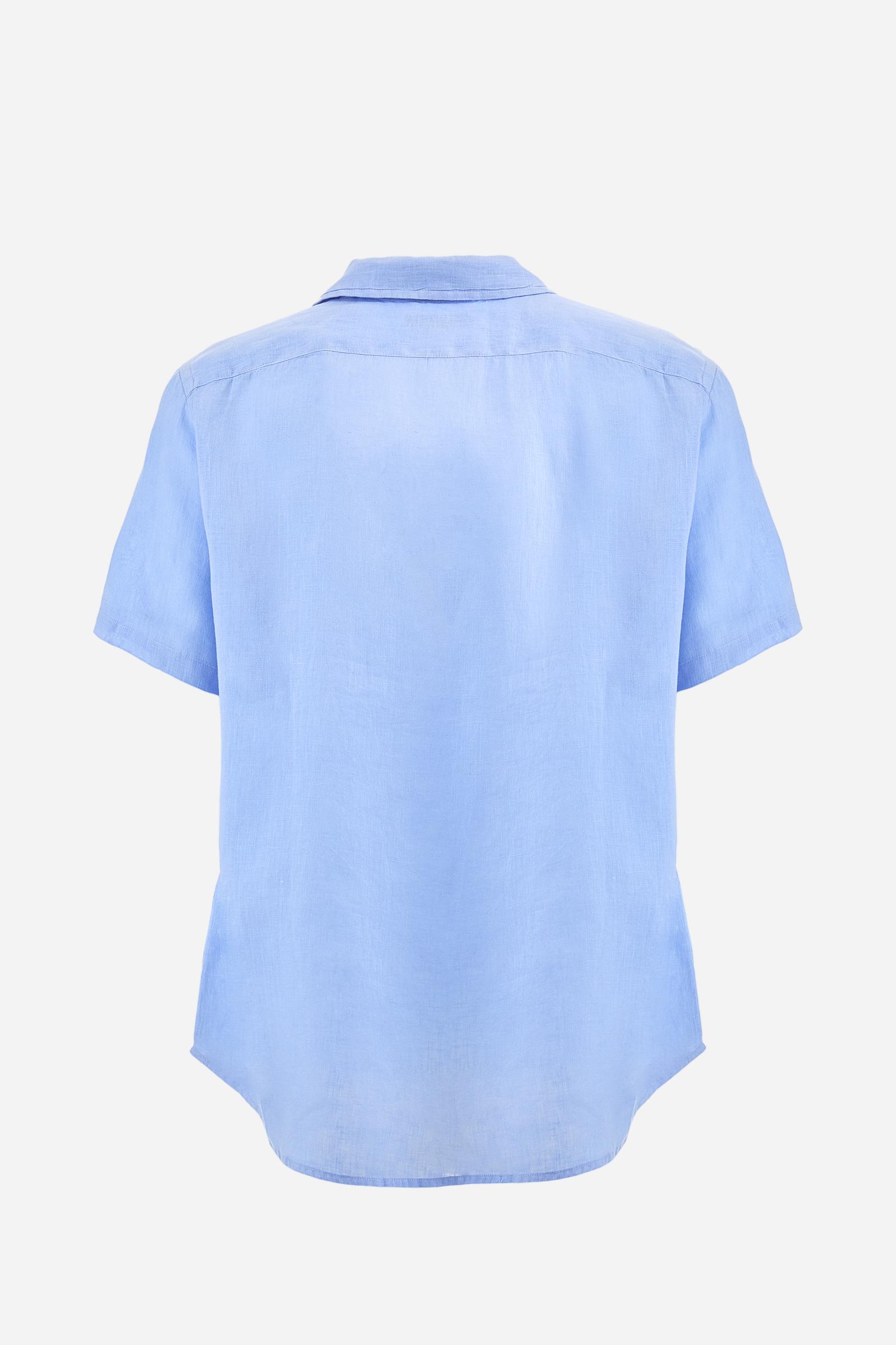 Men's plain short-sleeved shirt made from soft linen canvas. This model features a bowling collar and an appliquéd patch pocket on the left side of the chest, topped with a tone-on-tone embroidered logo. Regular fit. The model is wearing a size L. - Vista Blue