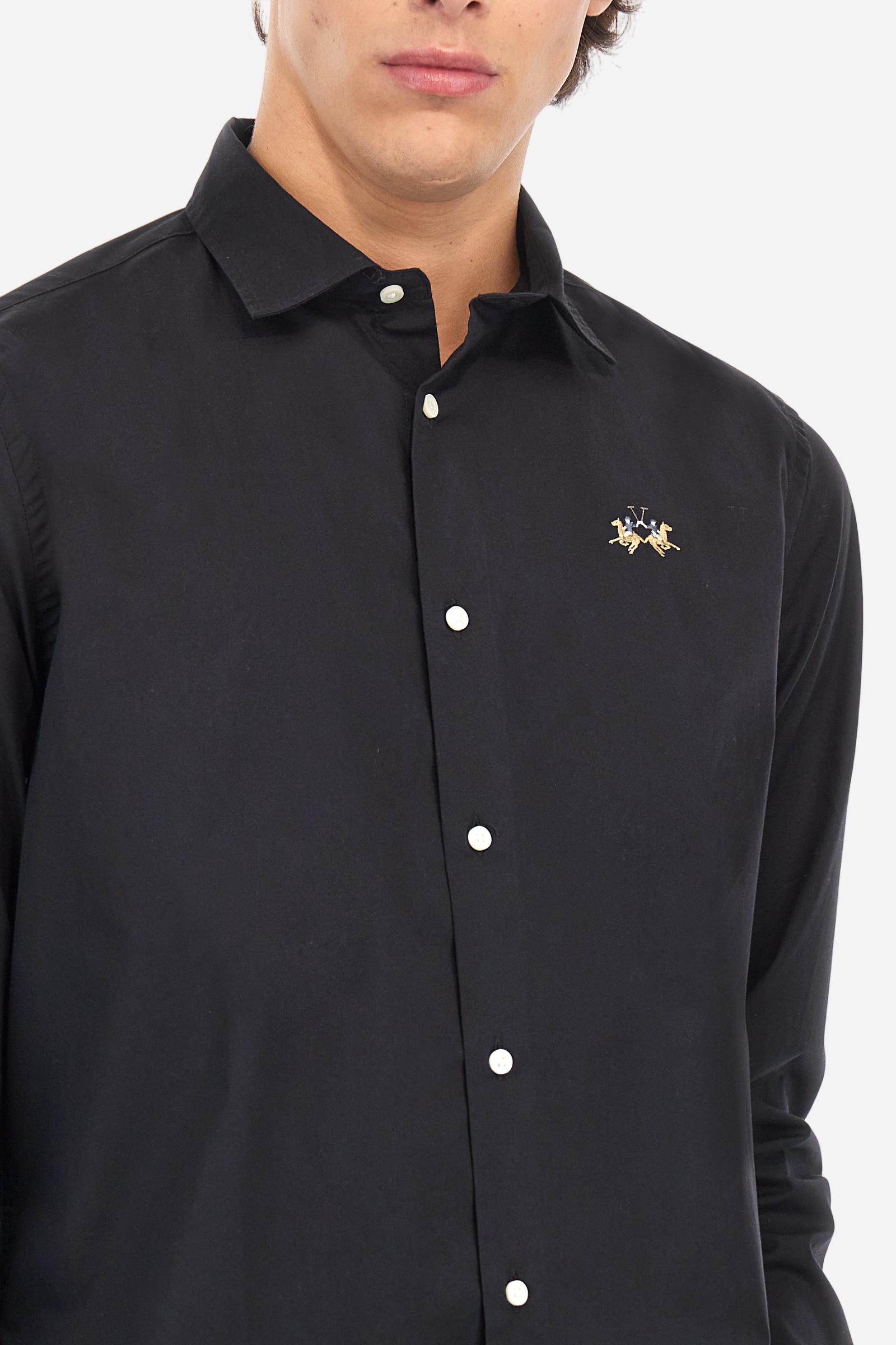Men's single-colour long-sleeved shirt, made from 100% cotton poplin. Spread collar. The tricolour logo embroidery is on the chest, left side. The fit is slim. The model is wearing a size L. - Black