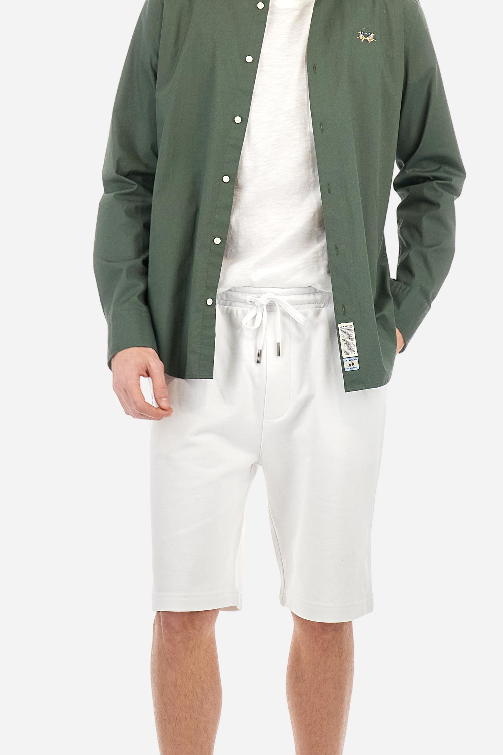 Men's single-colour long-sleeved shirt, made from 100% cotton poplin. Spread collar. The tricolour logo embroidery is on the chest, left side. The fit is slim. The model is wearing a size L. - Thyme