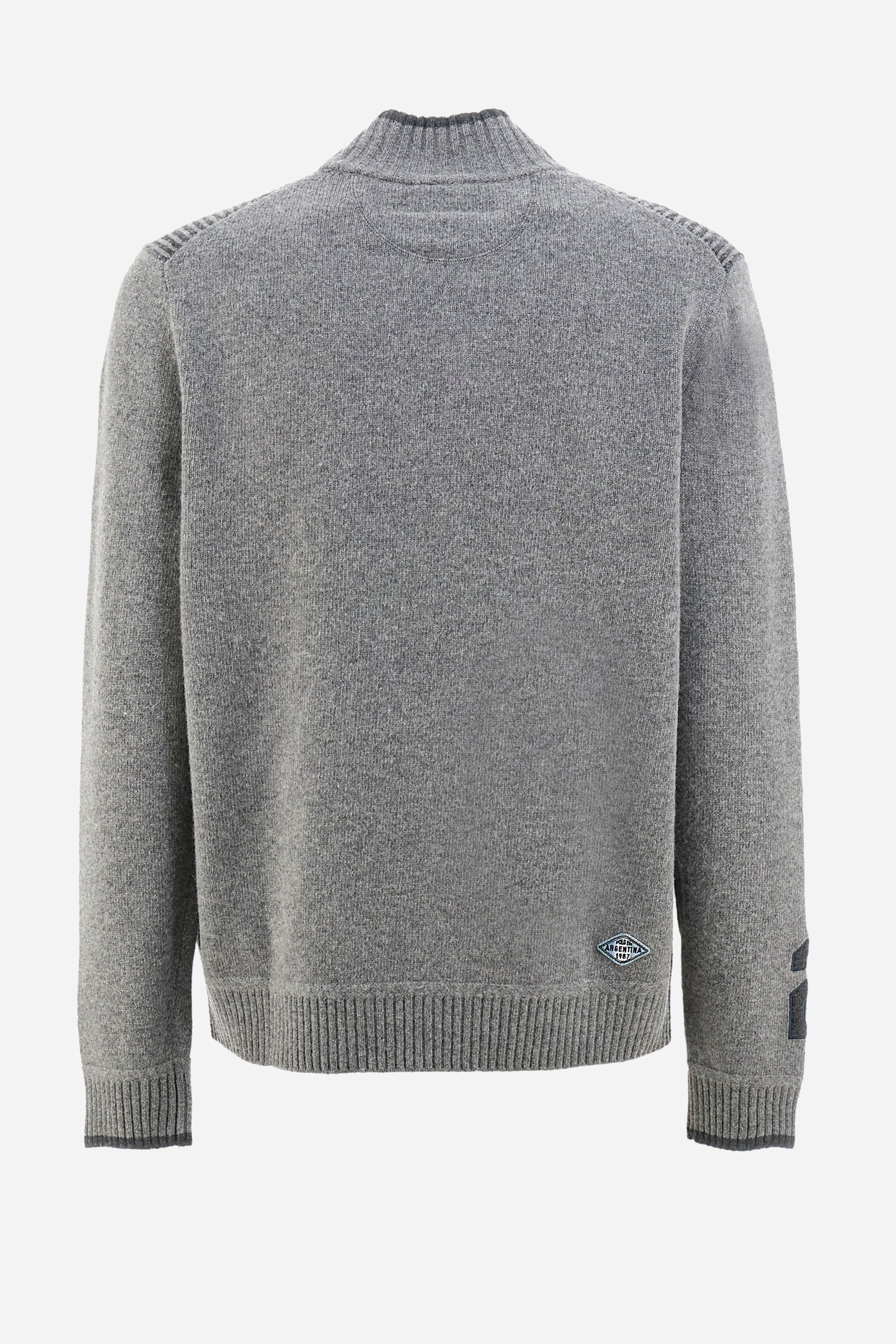 Men's long-sleeved plain pullover with a full-zip fastening, made from a wool blend. Mock polo neck. Ribbed shoulders, cuffs, hem and collar. Patch on one of the sleeves. The logo appears on the front with a patch representing the Argentina line. Regular fit. The model is wearing a size L. - Medium Heather Grey