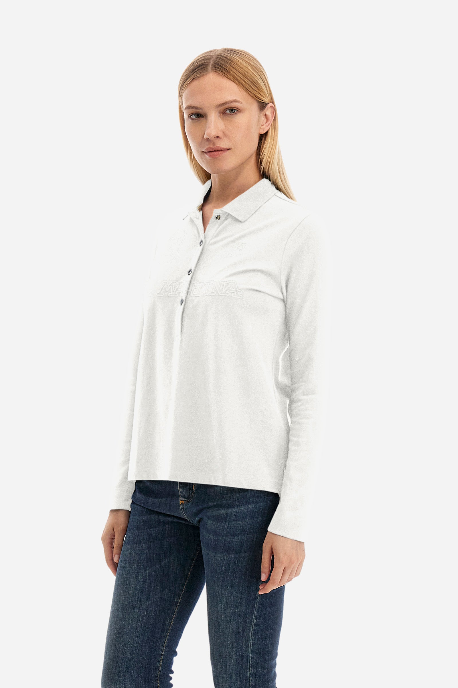 This women's polo shirt from the Timeless line is made of stretch cotton and has a regular fit. Available in a wide range of colours, it is perfect for those looking for a simple but quality garment. The solid colour and the embossed print of the La Martina logo on the front, together with the number 3, make it an elegant and unique garment. The classic 4-button collar completes the ideal look for a casual or sporty outfit. The model is 174 cm tall and wears a size 2. - Blanc de Blanc
