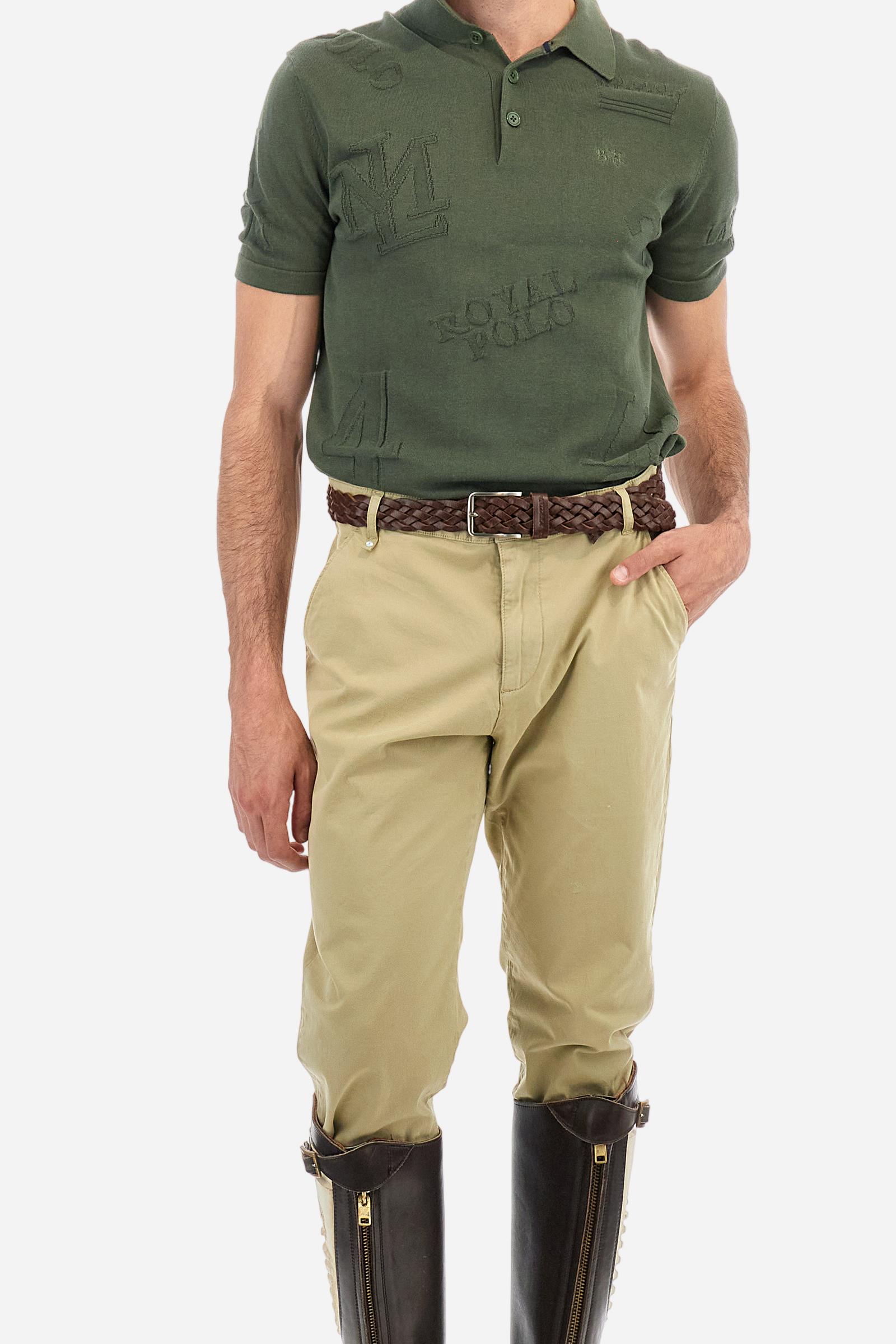 Single-colour men's chino trousers made of elasticated cotton twill. Zip fastening and faux horn button. Side slash pockets and folded waistband. On the back there are welt pockets with a flap and hidden button. The right front loop has a metal rivet with the flag of Argentina as an applied detail. Regular fit. The model is wearing a size 33. - Twill