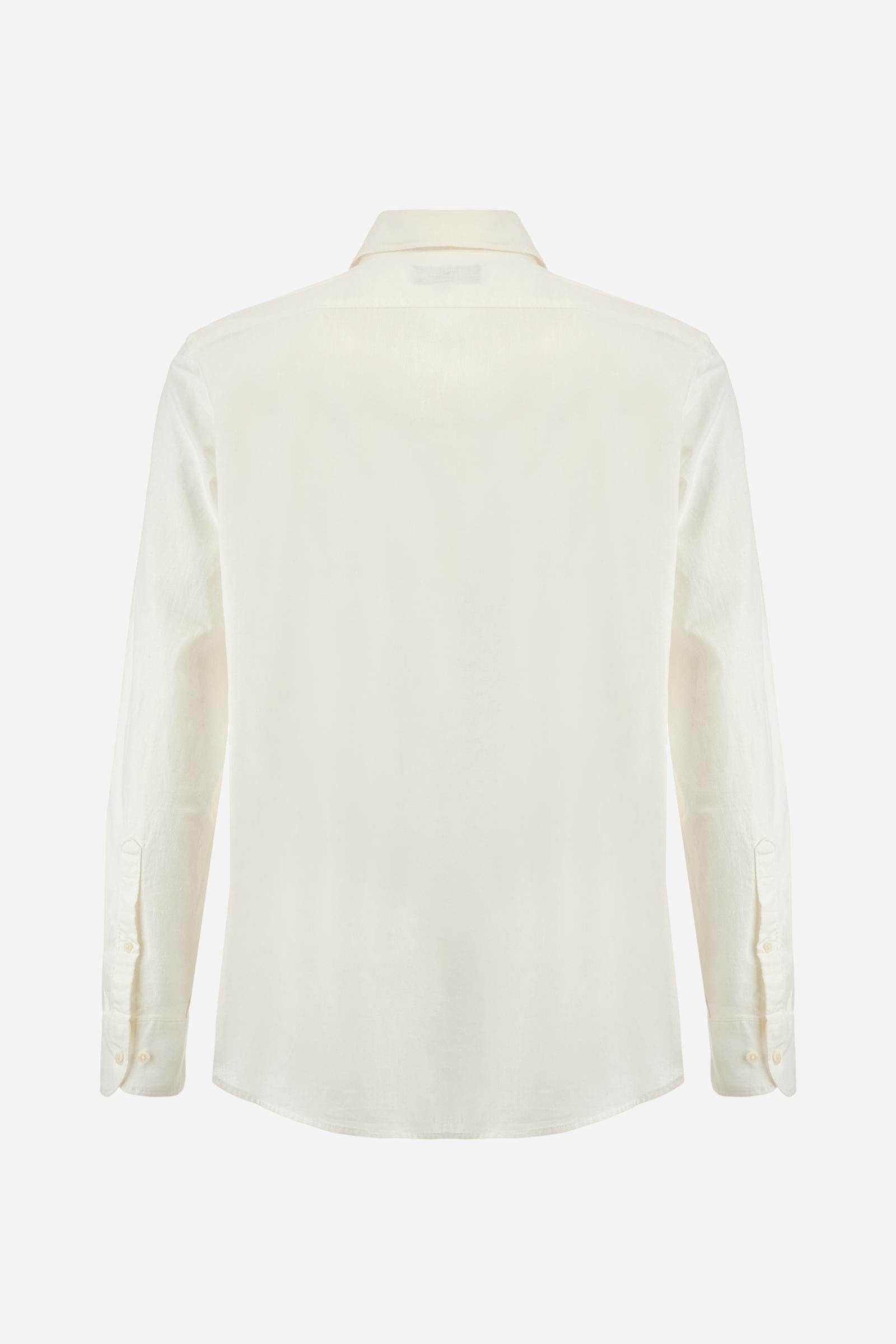 Men's plain long-sleeved shirt made from linen canvas. It features a button-down collar and a basic, traditional design, with woven labels at the bottom of the opening. The logo is embroidered on the chest, over the heart, in tone-on-tone thread. Regular fit. The model is wearing a size L. - Optic White