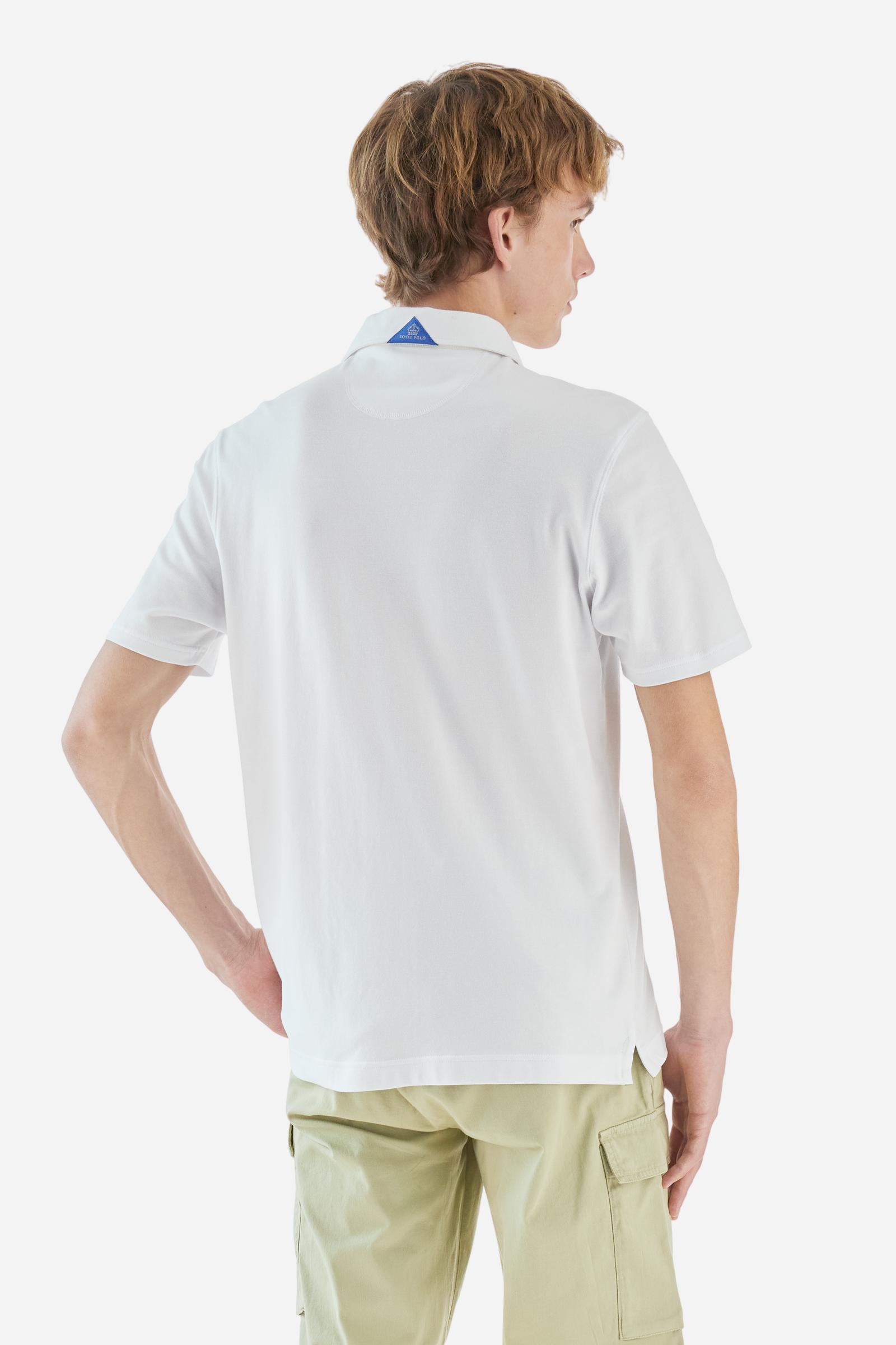 Men's short-sleeved Guards polo shirt in a single colour, made of stretch pique cotton. Fastens with three customised natural faux mother-of-pearl buttons. On the left side of the chest there is a large colour-contrasting embroidery motif, representing the Guard Polo Club. Colour-contrasting tag sewn on the back of the collar. The logo is embroidered on the front. Regular fit. The model is wearing a size L. - Optic White